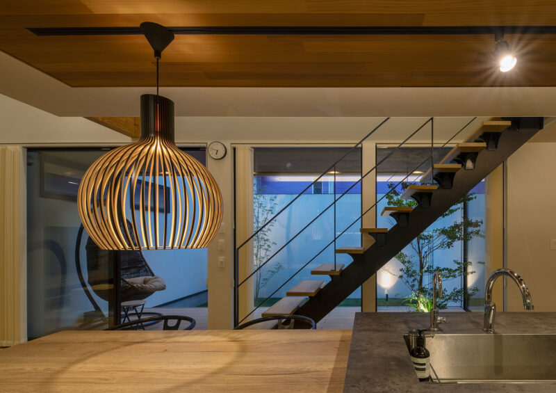 正面の窓越しに縁側と中庭の緑が見える、カウンターキッチン