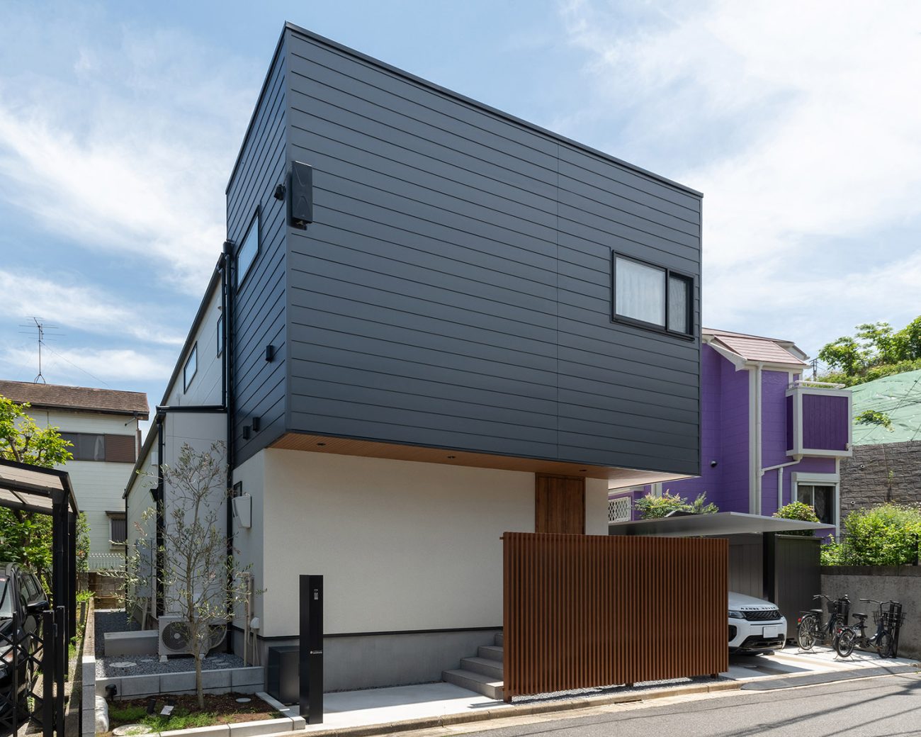 黒い金属の外壁と白い外壁を組み合わせた外観の住宅・デザイン住宅 注文住宅・デザイン住宅建築実例_『CASE757 トキノエンガワ』_外観
