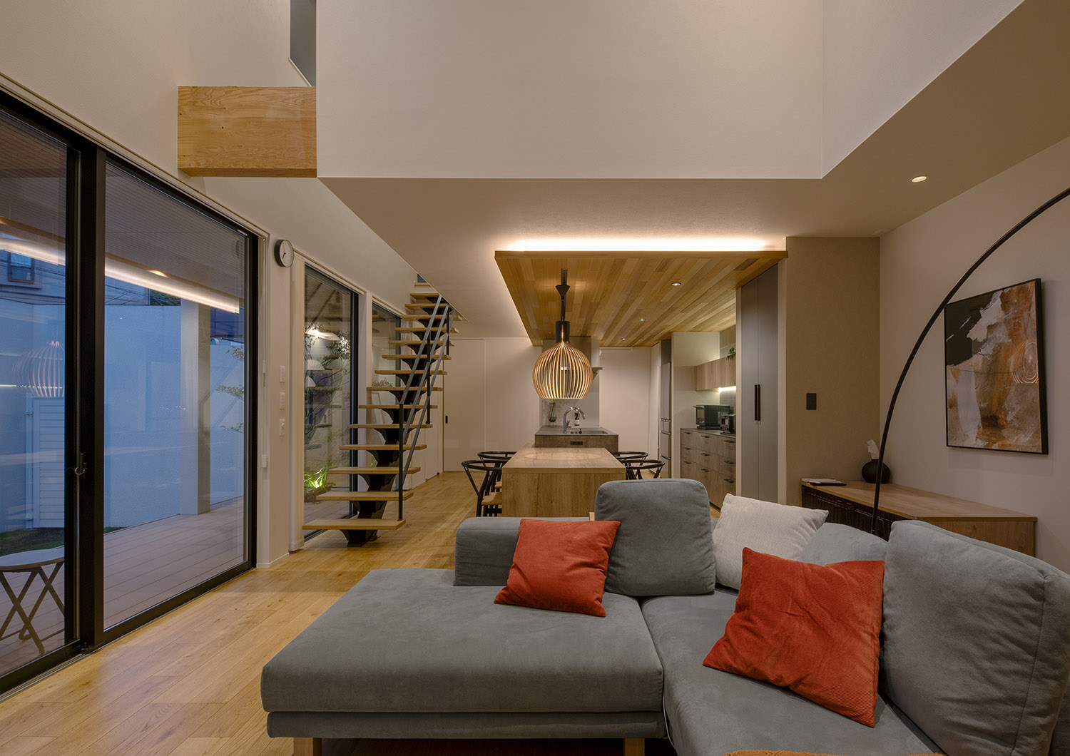 キッチンの下がり天井に間接照明が取り付けられたLDK・デザイン住宅 注文住宅・デザイン住宅建築実例_『CASE757 トキノエンガワ』_LDK