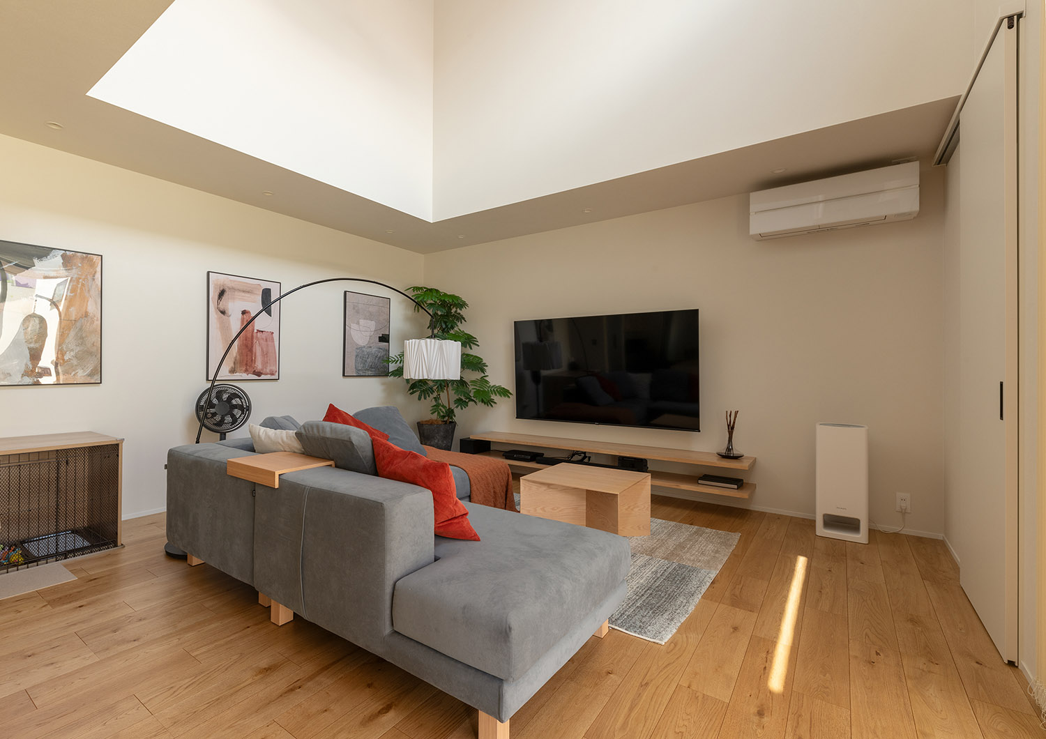 L字ソファーがあり吹き抜けになった白い壁のLDK・デザイン住宅 注文住宅・デザイン住宅建築実例_『CASE757 トキノエンガワ』_LDK