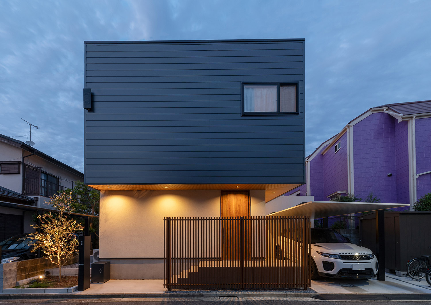 玄関の軒天井にダウンライトを設けた住宅の外観・デザイン住宅 注文住宅・デザイン住宅建築実例_『CASE757 トキノエンガワ』_外観