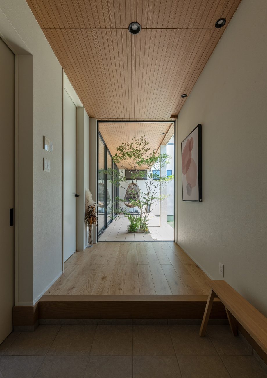 玄関の正面に設けられた、植栽と縁側の様子が見える窓・デザイン住宅 注文住宅・デザイン住宅建築実例_『CASE757 トキノエンガワ』_玄関
