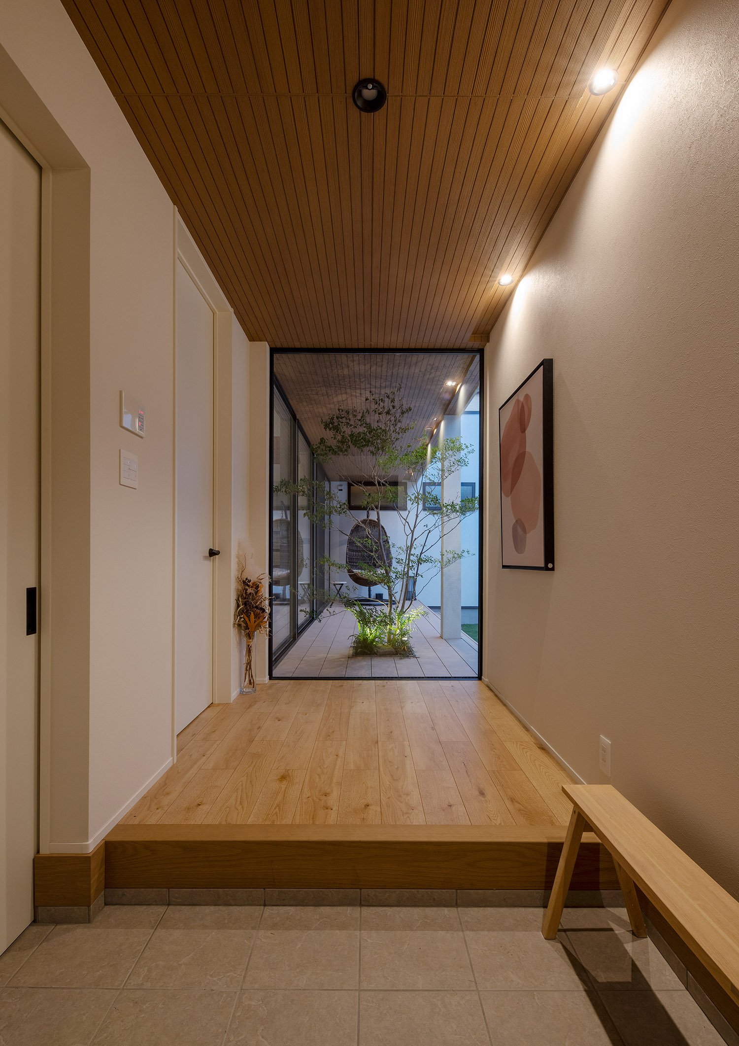 縁側の植栽へと視線がつながる和モダンの玄関