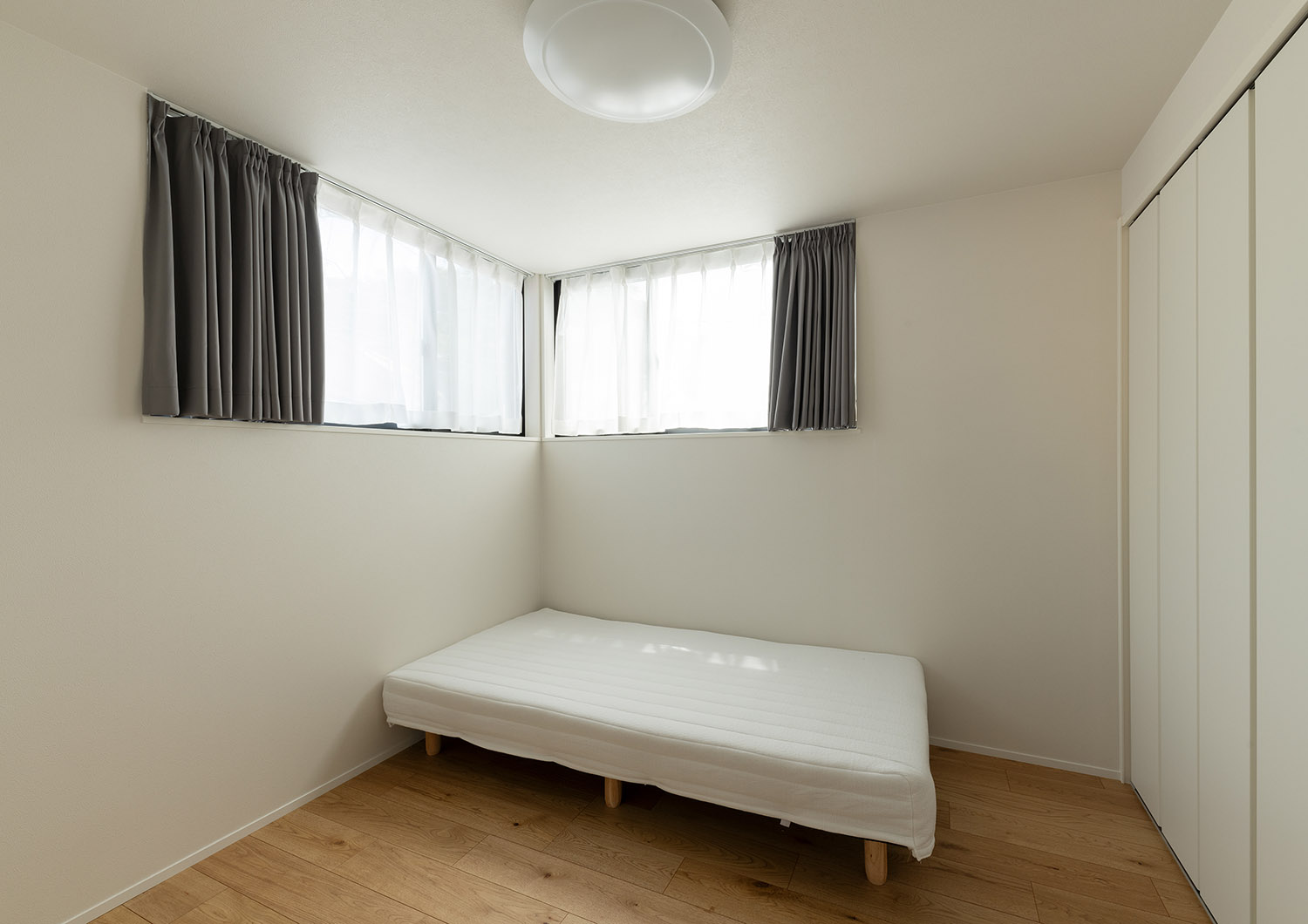 二方向に窓が設けられ、コーナー窓のようになったベッドのある部屋・デザイン住宅 注文住宅・デザイン住宅建築実例_『CASE757 トキノエンガワ』_子供部屋