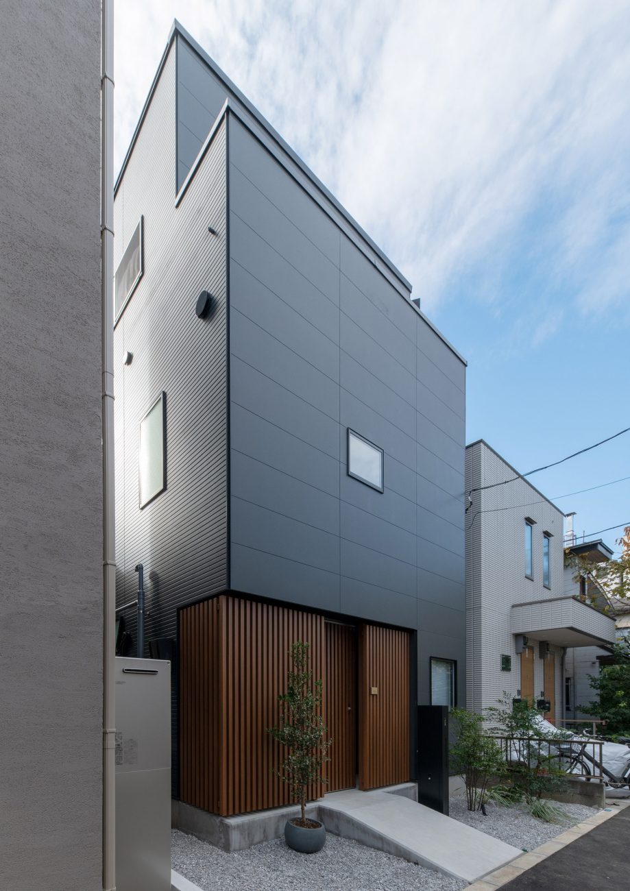 黒い外壁で玄関の壁が木のルーバーになっている家・デザイン住宅 注文住宅・デザイン住宅建築実例_『CASE753 円佇の家（えんていのいえ）』_外観