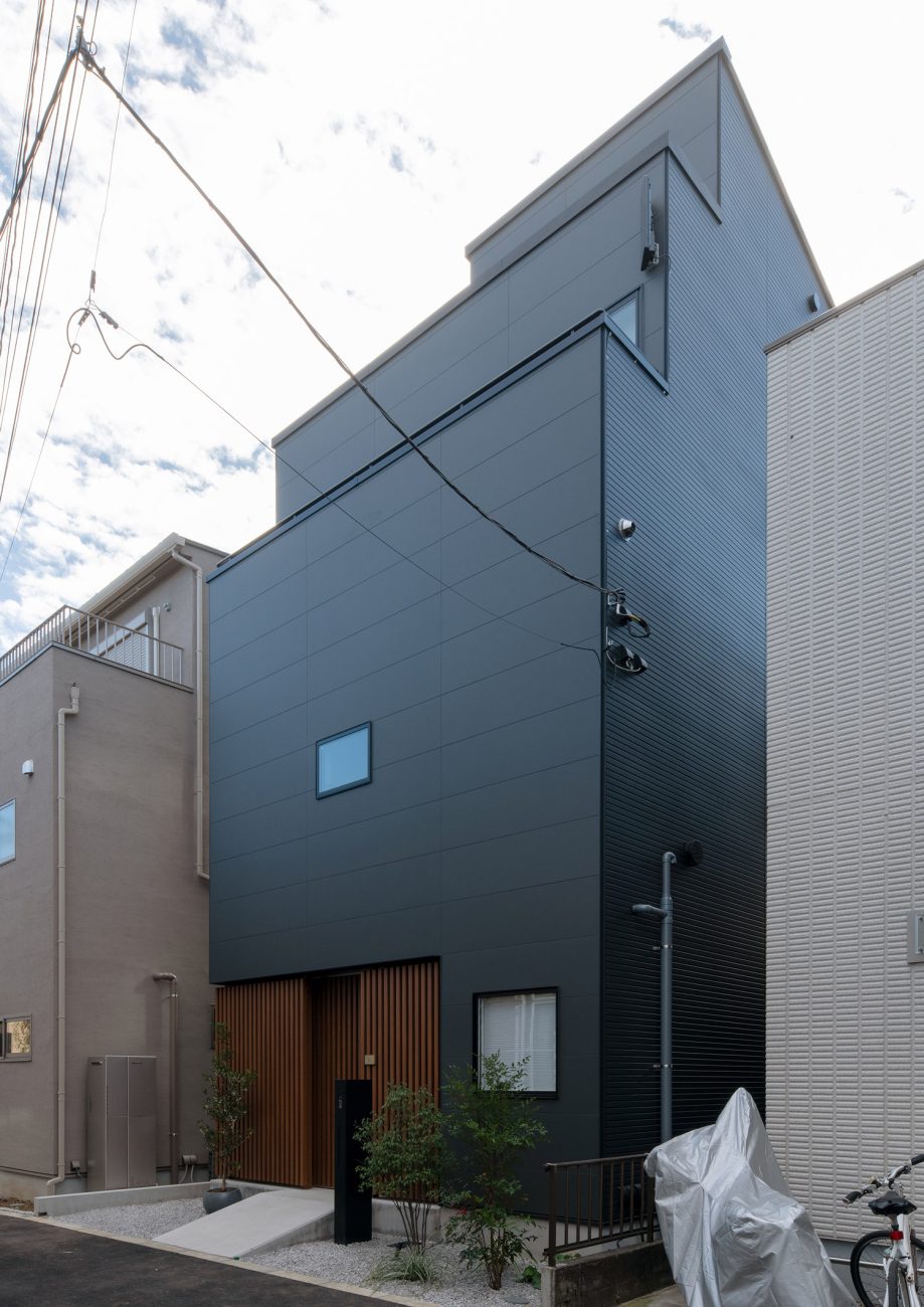 住宅街に建つ黒い外壁の三階建て住宅を斜めから見た様子・デザイン住宅 注文住宅・デザイン住宅建築実例_『CASE753 円佇の家（えんていのいえ）』_外観