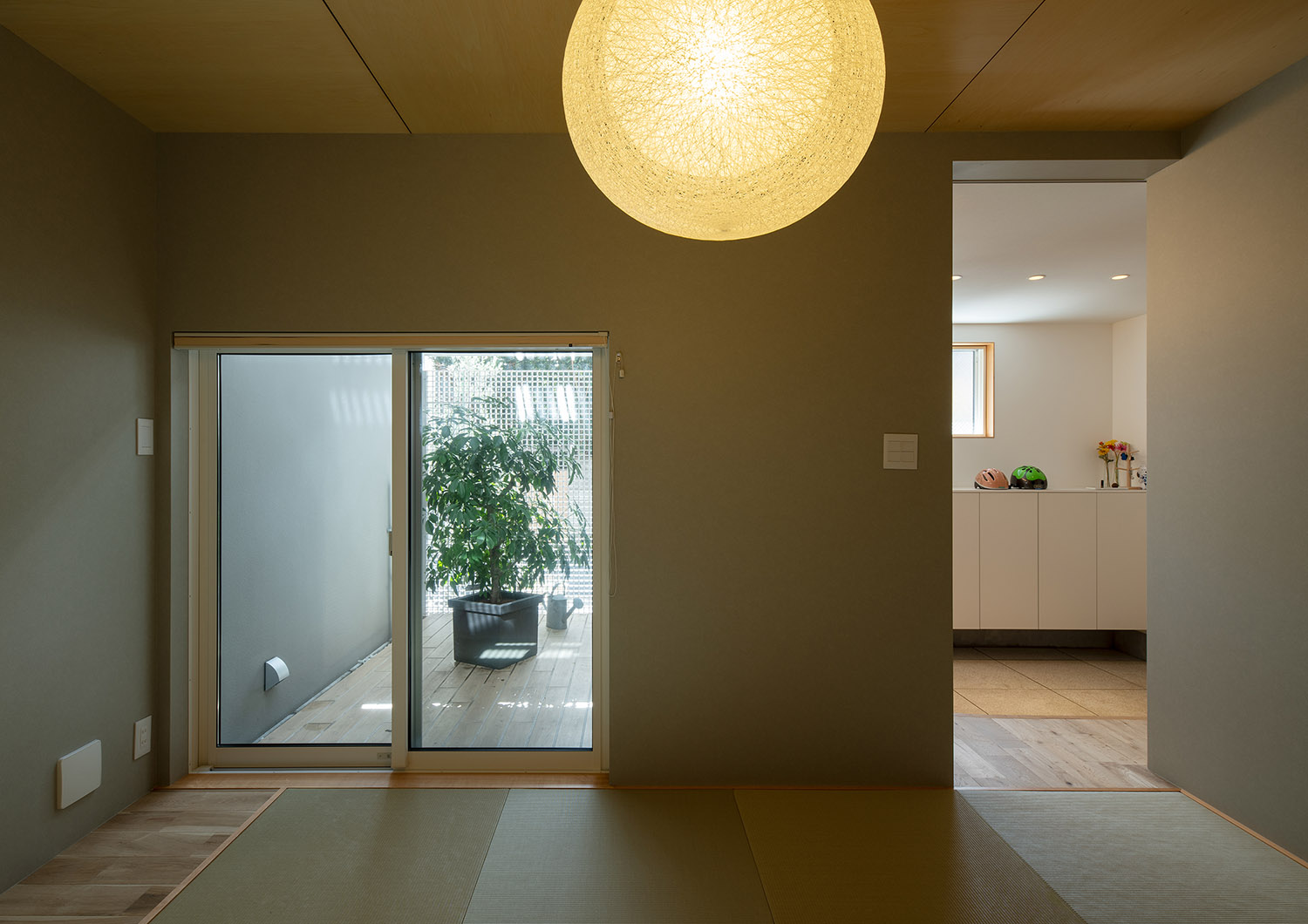 中庭に面した窓がある、丸い間接照明を取り付けたモダンな和室・デザイン住宅 注文住宅・デザイン住宅建築実例_『CASE758 Cool&Pretty』_和室