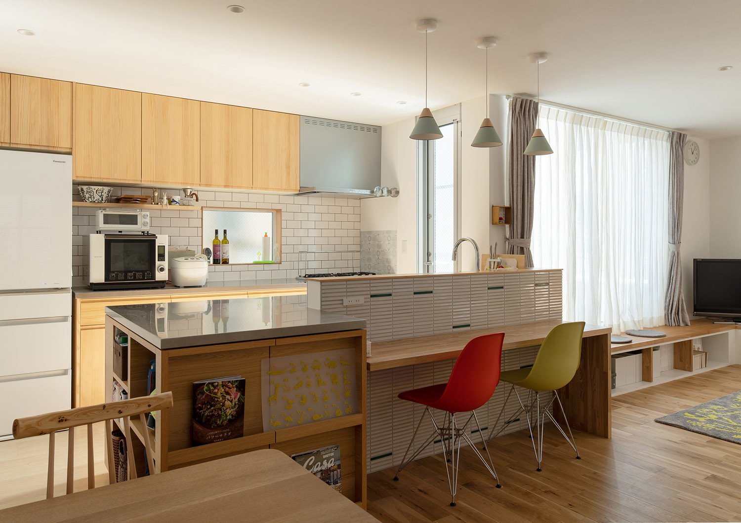 腰壁キッチンの向かい側に木のカウンターを取り付けた北欧風のLDK・デザイン住宅 注文住宅・デザイン住宅建築実例_『CASE758 Cool&Pretty』_キッチン