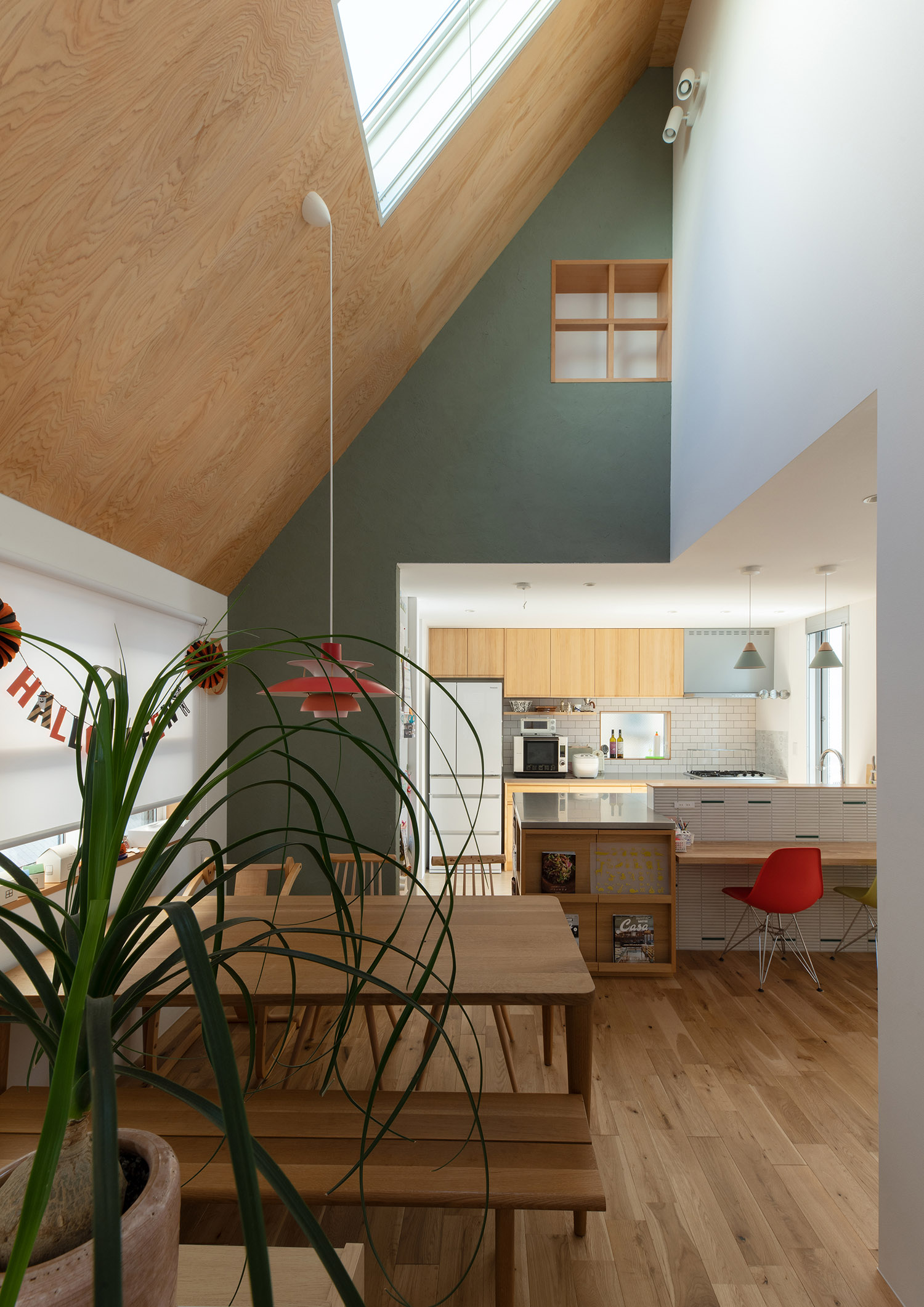 天窓が取り付けられた木の天井や、室内窓付きのアクセントクロスがある北欧風のLDK・デザイン住宅 注文住宅・デザイン住宅建築実例_『CASE758 Cool&Pretty』_LDK