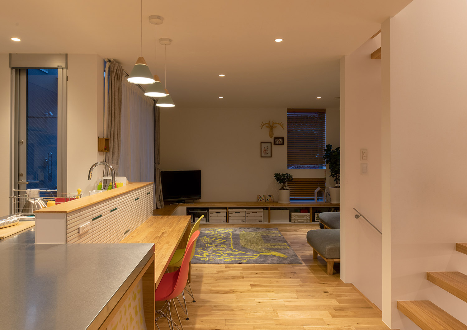 ペンダントライトやダウンライトに照らされたナチュラルなLDK・デザイン住宅 注文住宅・デザイン住宅建築実例_『CASE758 Cool&Pretty』_LDK