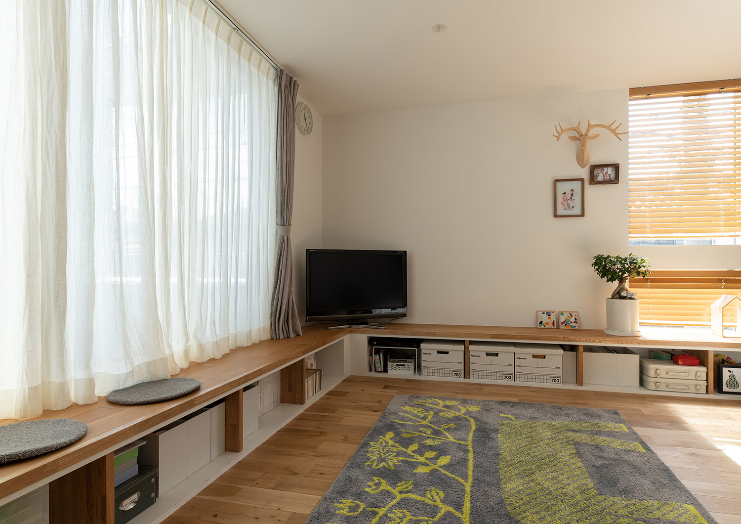 壁際に造作ベンチを取り付けた明るいLDK・デザイン住宅 注文住宅・デザイン住宅建築実例_『CASE758 Cool&Pretty』_LDK