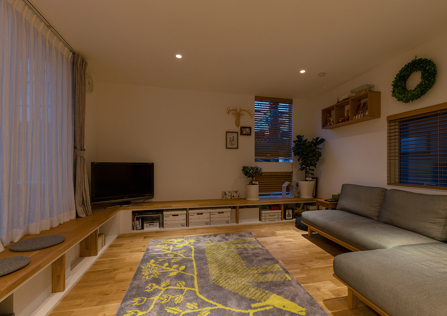 ダウンライトが取り付けられたおしゃれなカーペットやL字ソファーがあるLDK・デザイン住宅 注文住宅・デザイン住宅建築実例_『CASE758 Cool&Pretty』_LDK