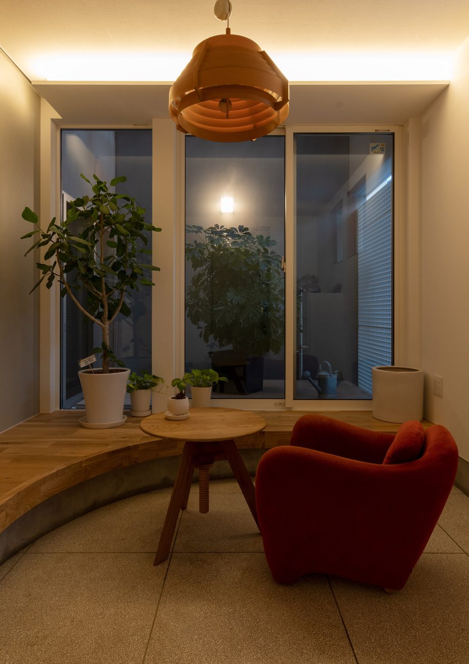 壁際に間接照明を取り付けたタイルのおしゃれな玄関・デザイン住宅 注文住宅・デザイン住宅建築実例_『CASE758 Cool&Pretty』_玄関