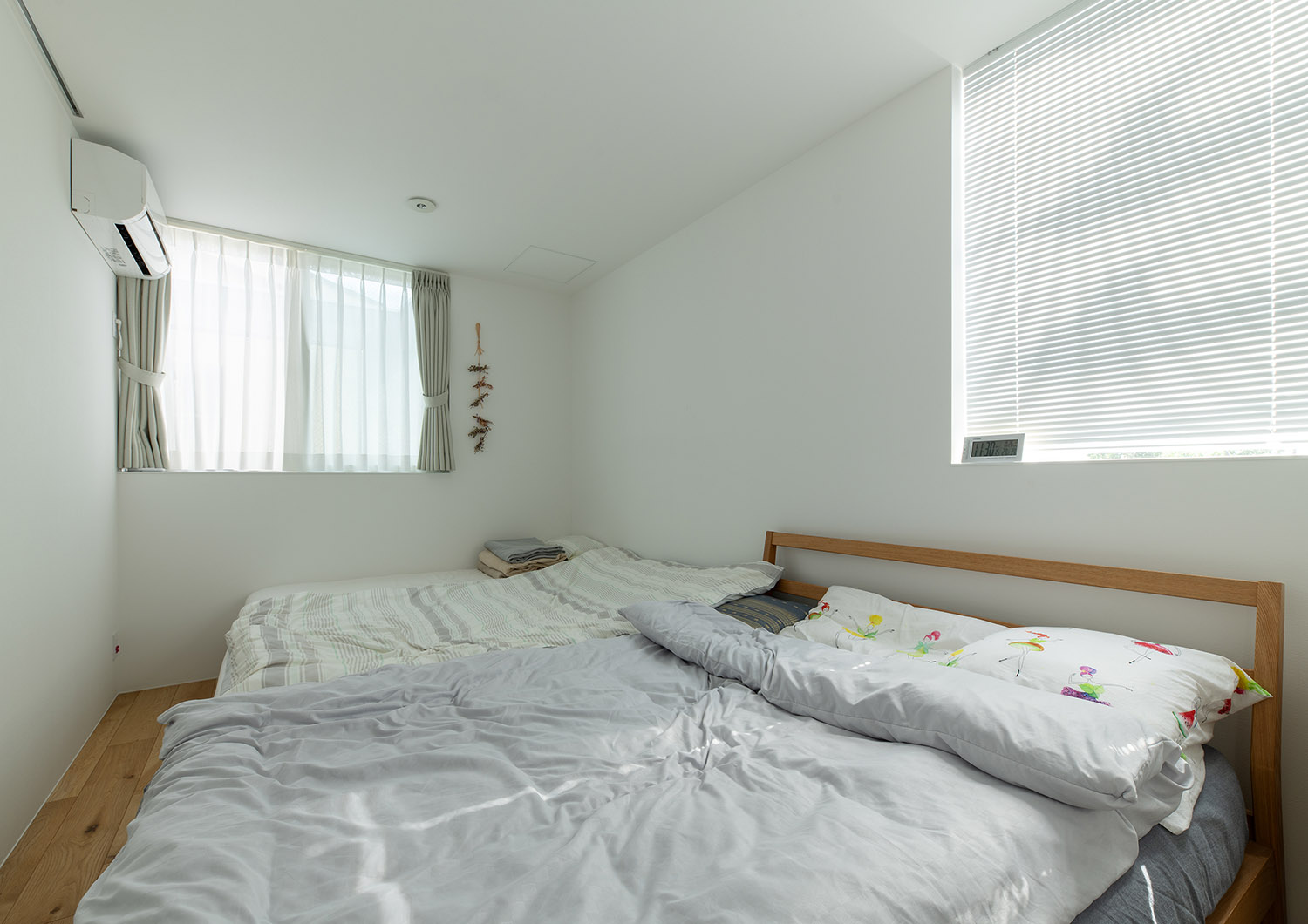 白い壁の明るい寝室・デザイン住宅 注文住宅・デザイン住宅建築実例_『CASE758 Cool&Pretty』_寝室