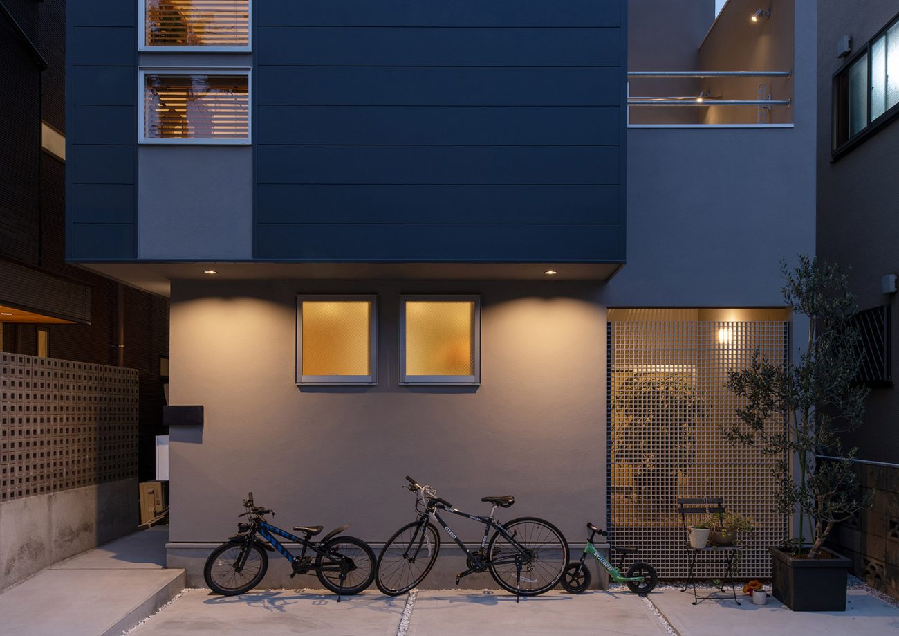 コンクリートのアプローチに自転車が2台止められた様子・デザイン住宅 注文住宅・デザイン住宅建築実例_『CASE758 Cool&Pretty』_外観