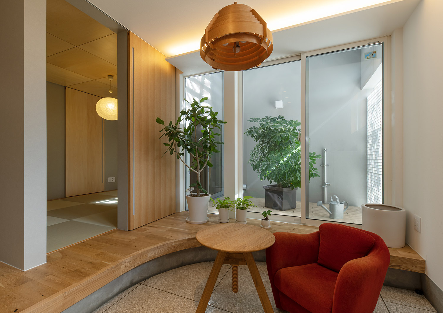 植栽のある中庭に面したナチュラルな玄関・デザイン住宅 注文住宅・デザイン住宅建築実例_『CASE758 Cool&Pretty』_玄関