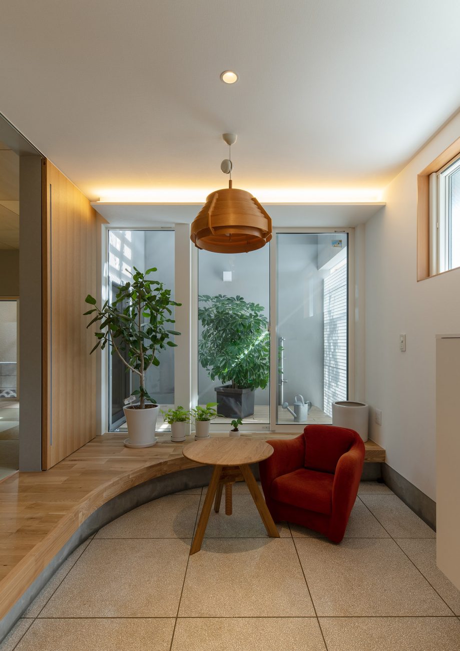 正面に植栽のある中庭が見える開放的な玄関・デザイン住宅 注文住宅・デザイン住宅建築実例_『CASE758 Cool&Pretty』_玄関