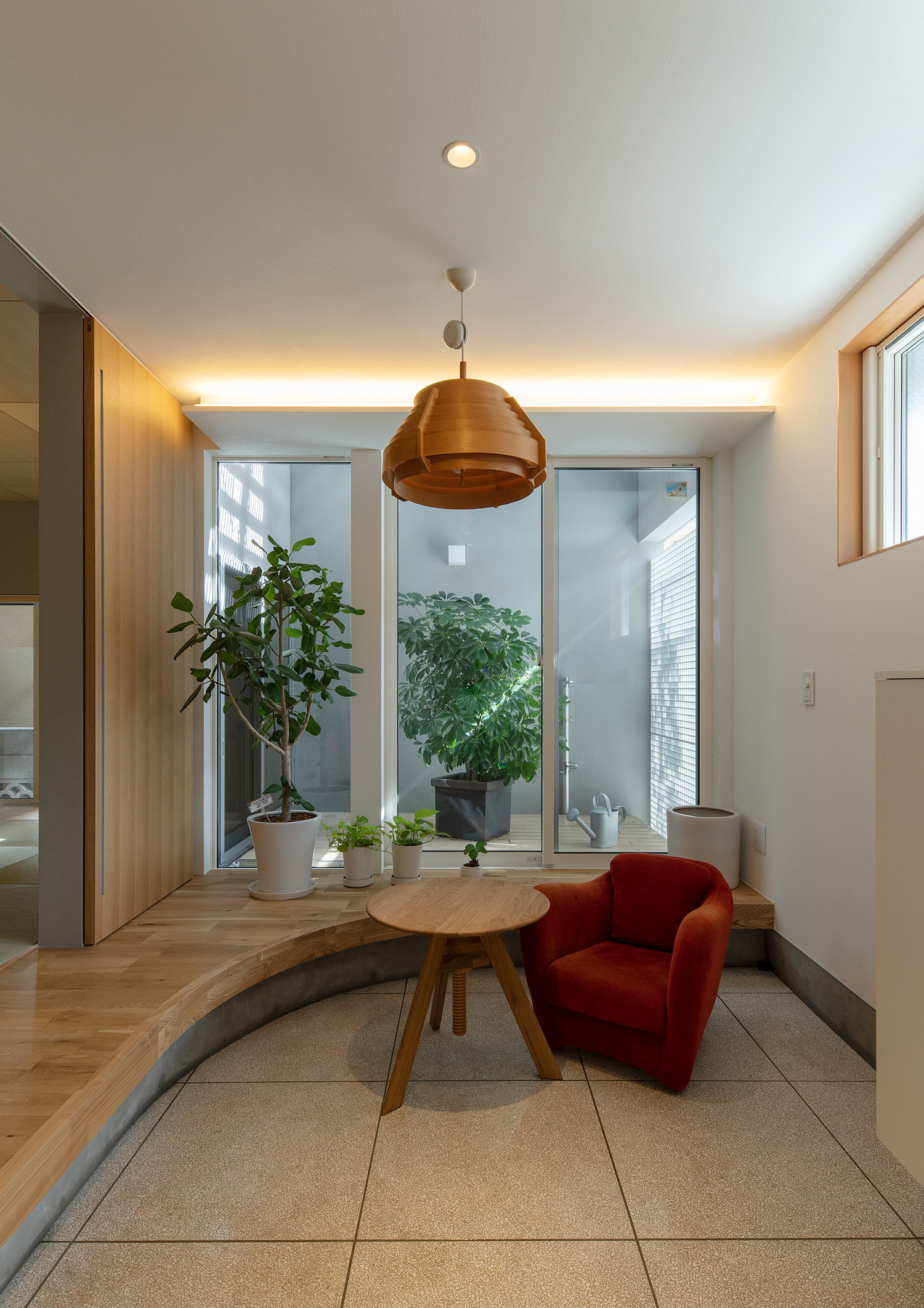 正面に植栽のある中庭が見える開放的な玄関・デザイン住宅 注文住宅・デザイン住宅建築実例_『CASE758 Cool&Pretty』_玄関