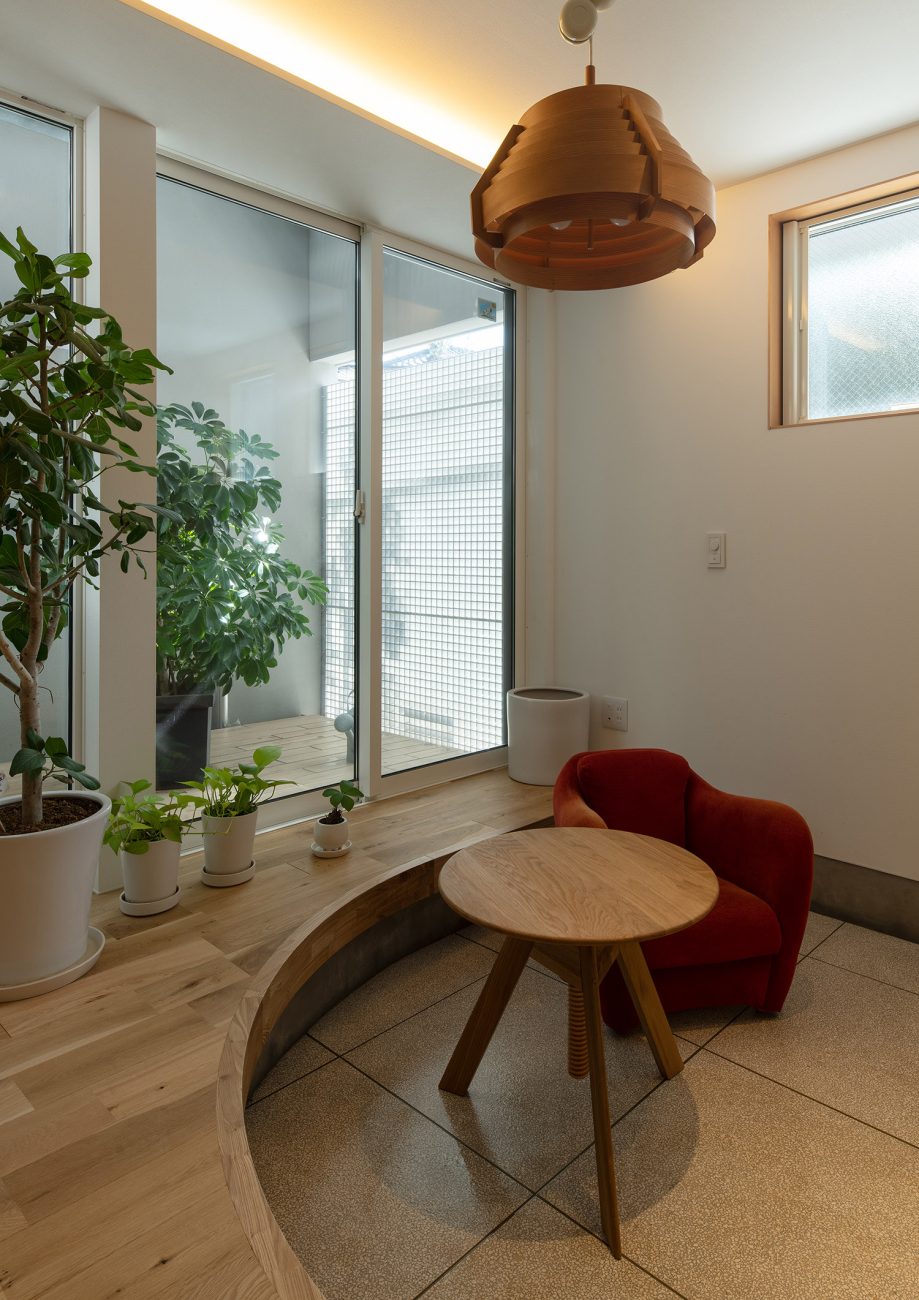 ソファーやテーブルを置いた北欧風の玄関・デザイン住宅 注文住宅・デザイン住宅建築実例_『CASE758 Cool&Pretty』_玄関