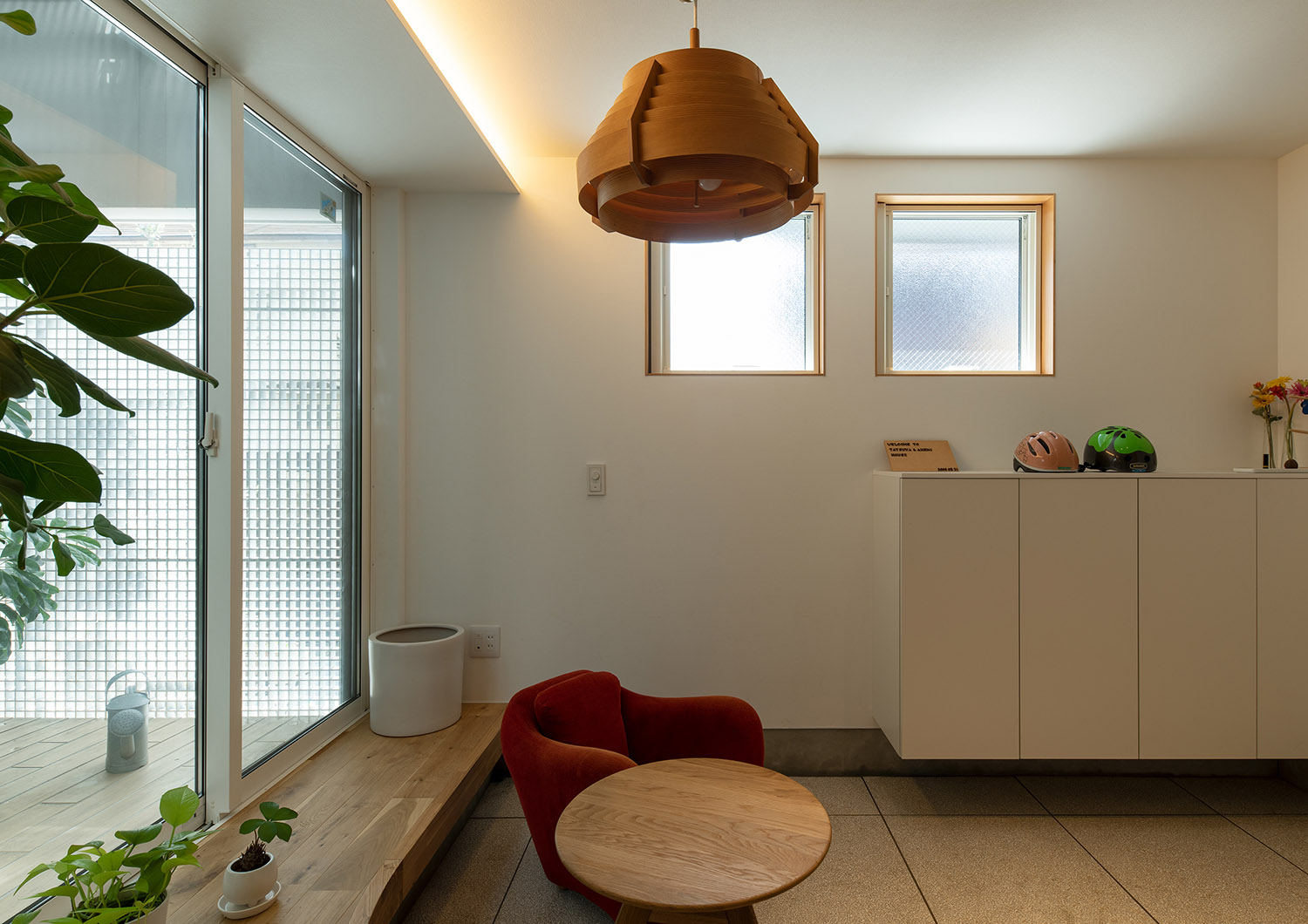 赤いソファーやテーブルを置いたおしゃれな玄関・デザイン住宅 注文住宅・デザイン住宅建築実例_『CASE758 Cool&Pretty』_玄関