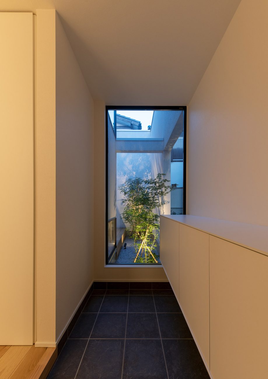 照明に照らされた植栽が見えるおしゃれな玄関・デザイン住宅 注文住宅・デザイン住宅建築実例_『CASE759 陽光照らすイエ』_玄関