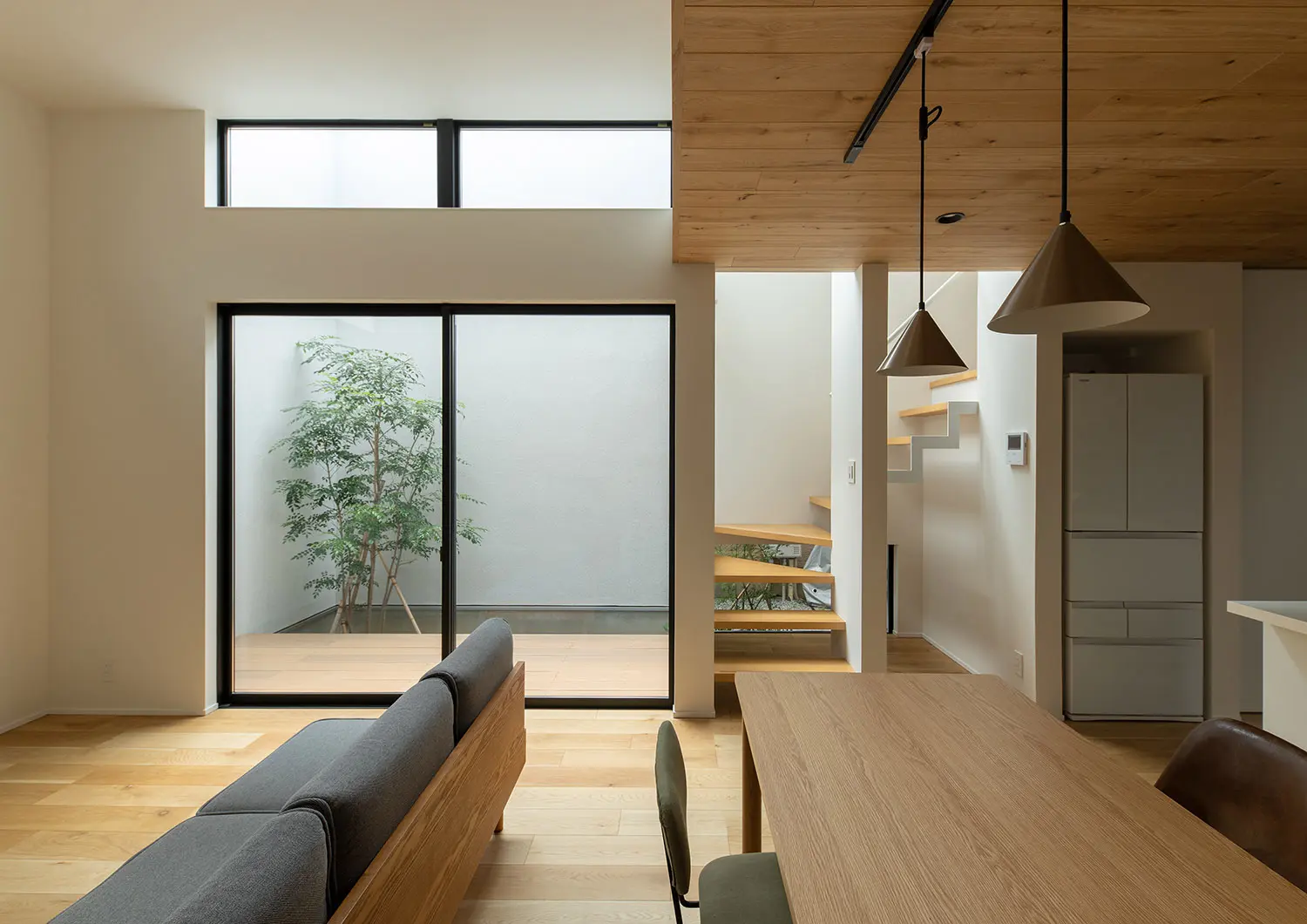 中庭で自然とつながる2階建てのリビング
