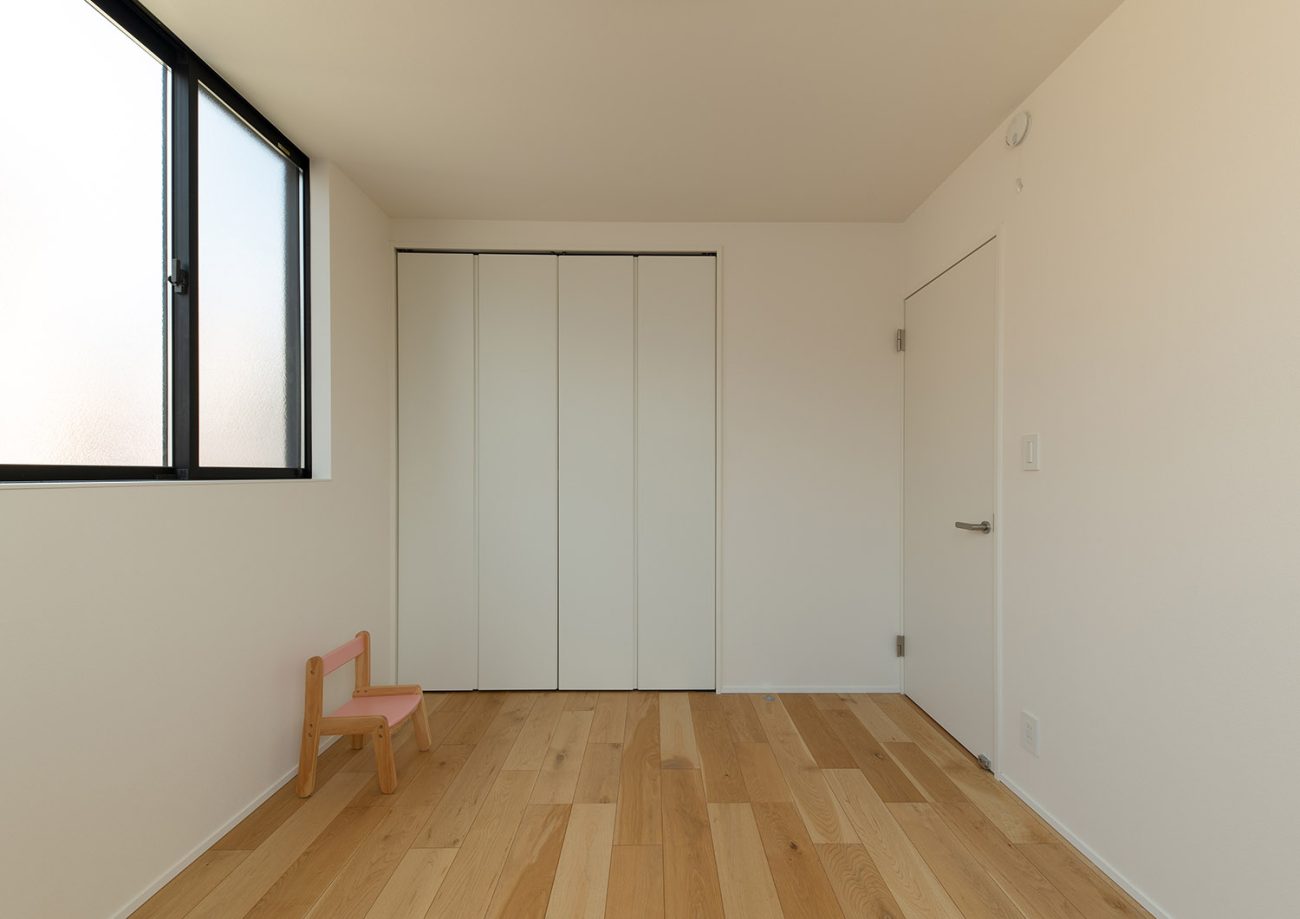 クローゼットや曇りガラスの窓があるナチュラルな子供部屋・デザイン住宅 注文住宅・デザイン住宅建築実例_『CASE759 陽光照らすイエ』_子供部屋