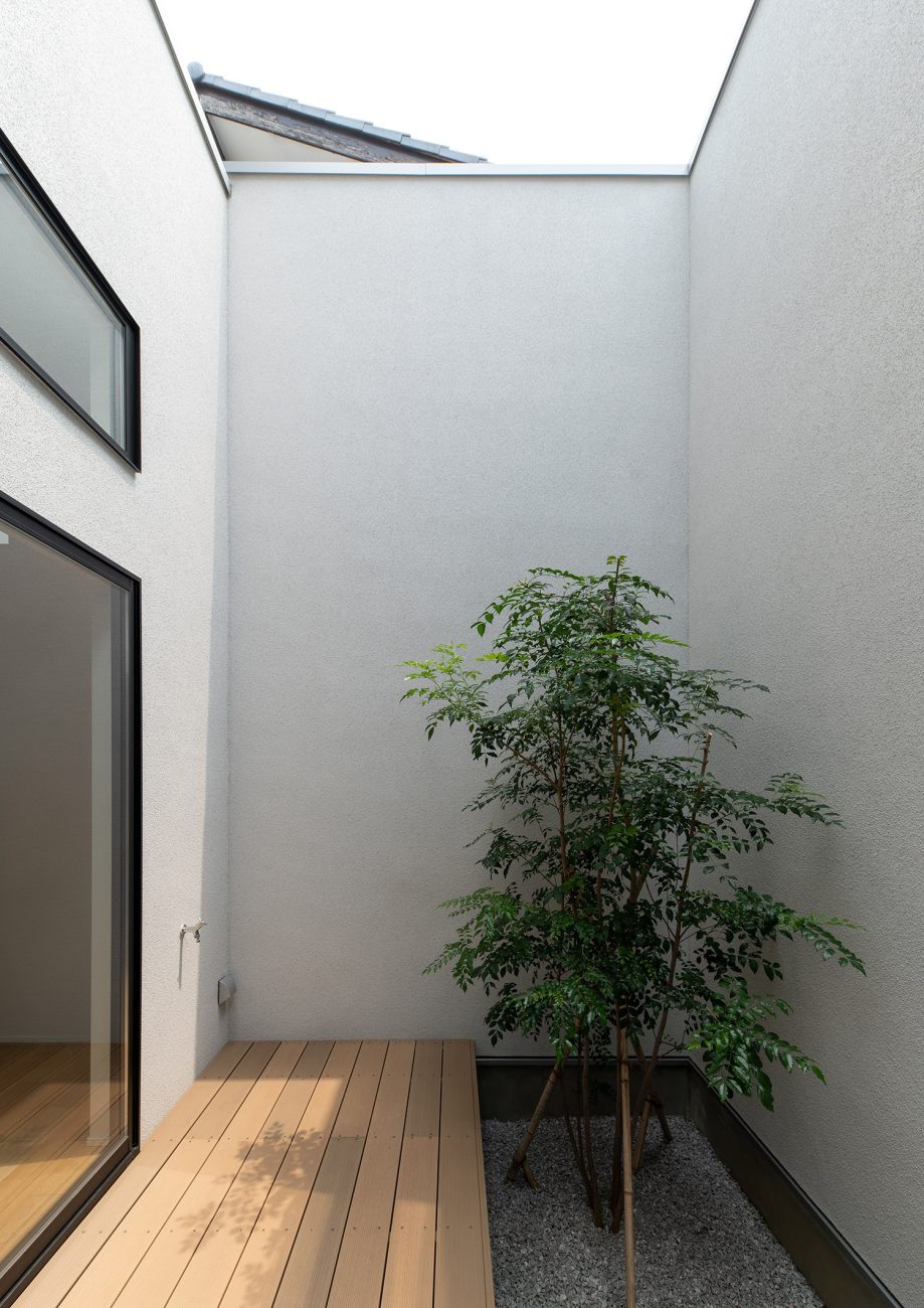 高い目隠し壁を設けた植栽やウッドデッキのある中庭・デザイン住宅 注文住宅・デザイン住宅建築実例_『CASE759 陽光照らすイエ』_中庭