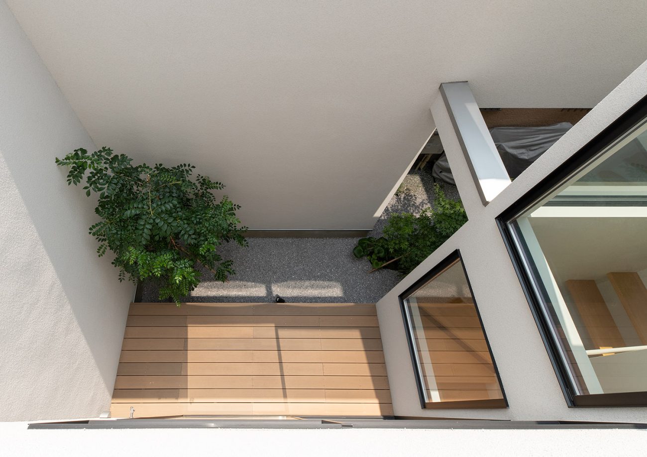 植栽があるウッドデッキの中庭を上から見た様子・デザイン住宅 注文住宅・デザイン住宅建築実例_『CASE759 陽光照らすイエ』_中庭