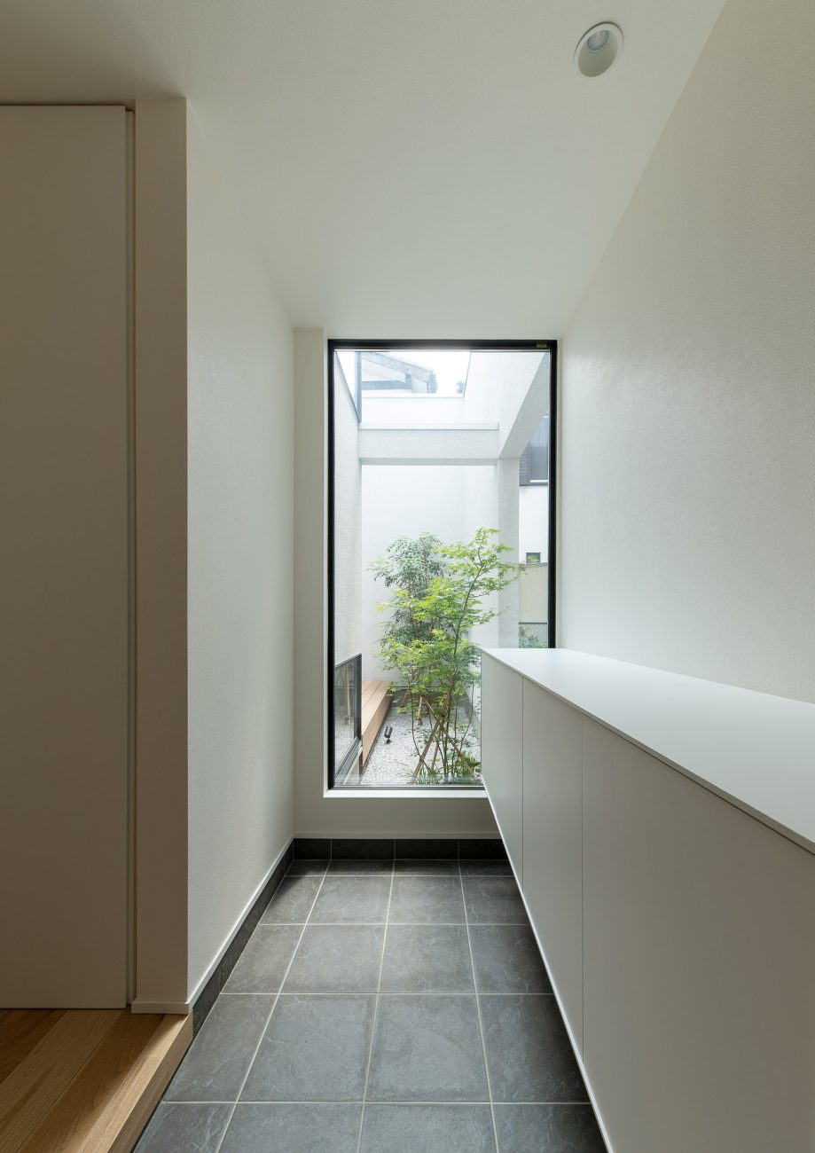 植栽が見える窓が正面にあるタイルの玄関・デザイン住宅 注文住宅・デザイン住宅建築実例_『CASE759 陽光照らすイエ』_玄関