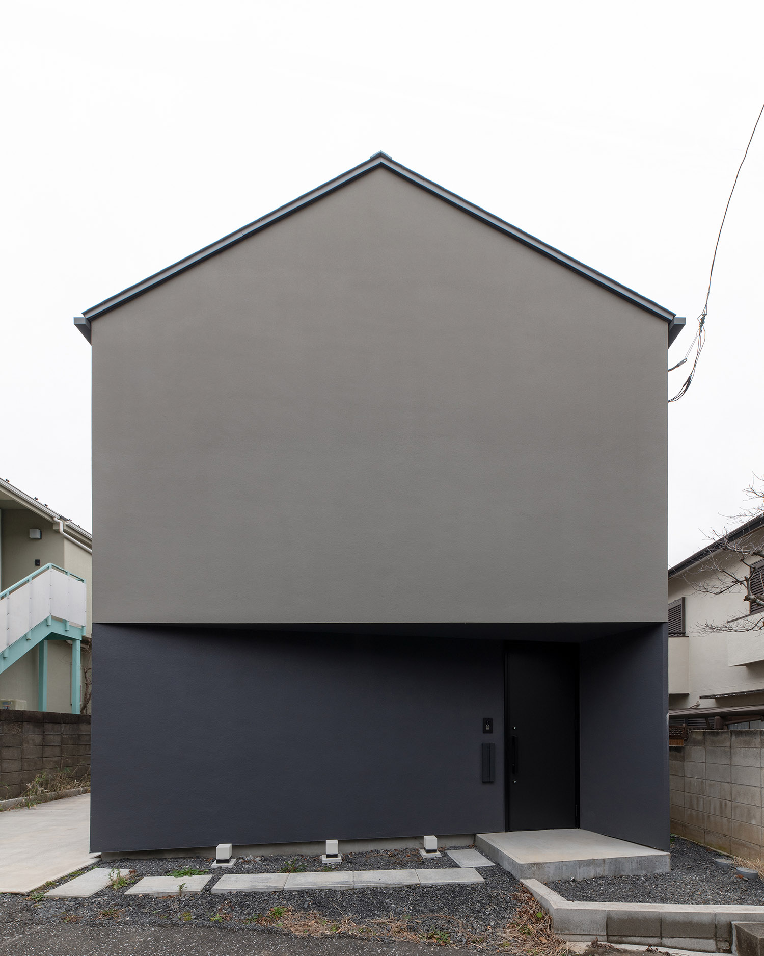 窓のない、三角屋根でグレーの外壁の家・デザイン住宅 注文住宅・デザイン住宅建築実例_『CASE760 自然体の家』_外観