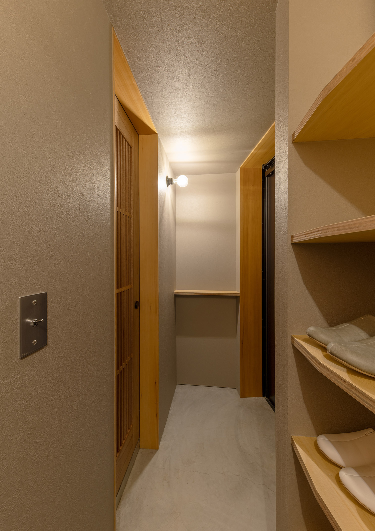 壁にシューズボックスを取り付けた旅館風の玄関・デザイン住宅 注文住宅・デザイン住宅建築実例_『CASE760 自然体の家』_玄関