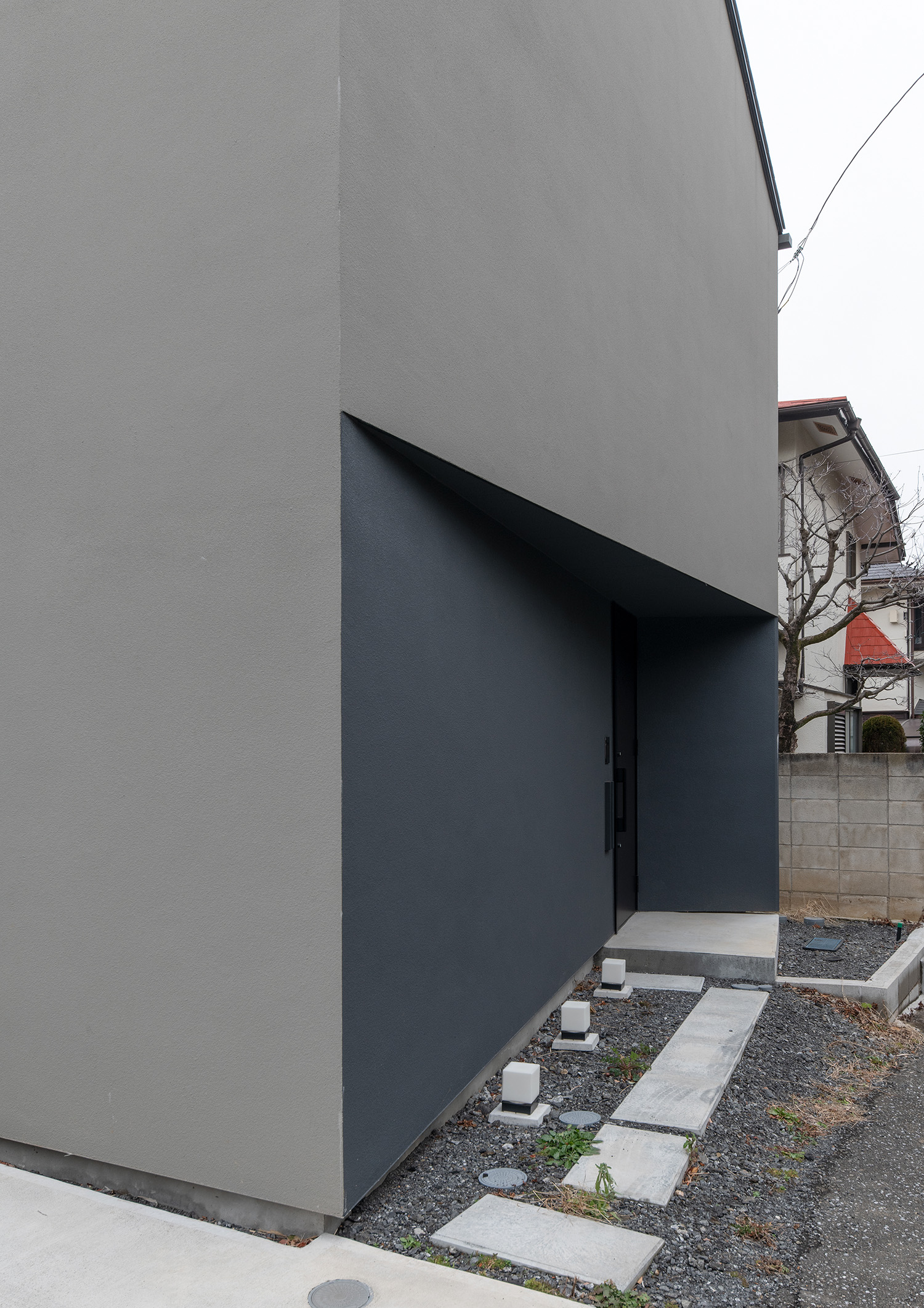 スタイリッシュなグレーの外壁の玄関アプローチ・デザイン住宅 注文住宅・デザイン住宅建築実例_『CASE760 自然体の家』_外観