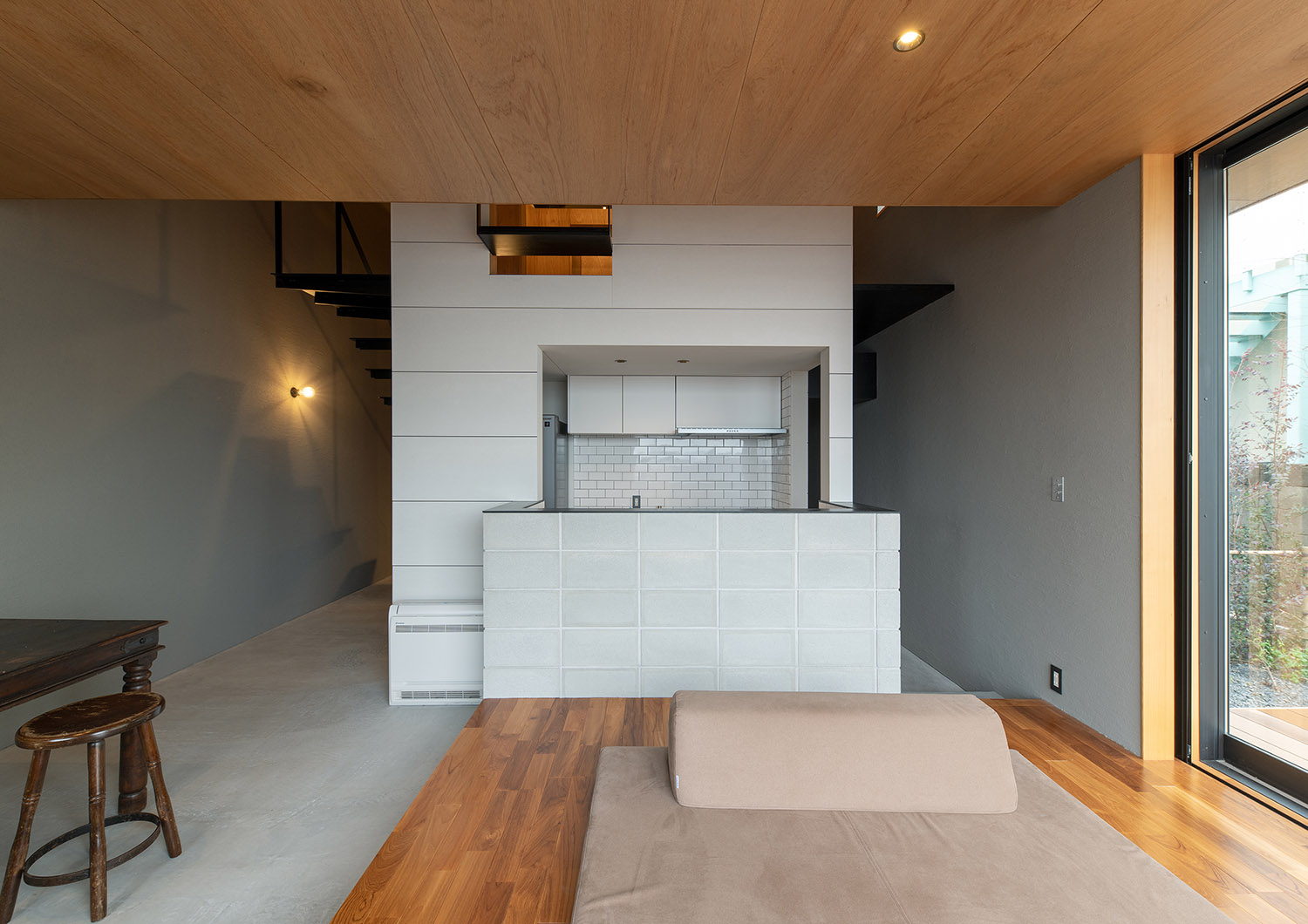 白いタイルの腰壁付きキッチンがある土間とフローリングのLDK・デザイン住宅 注文住宅・デザイン住宅建築実例_『CASE760 自然体の家』_LDK