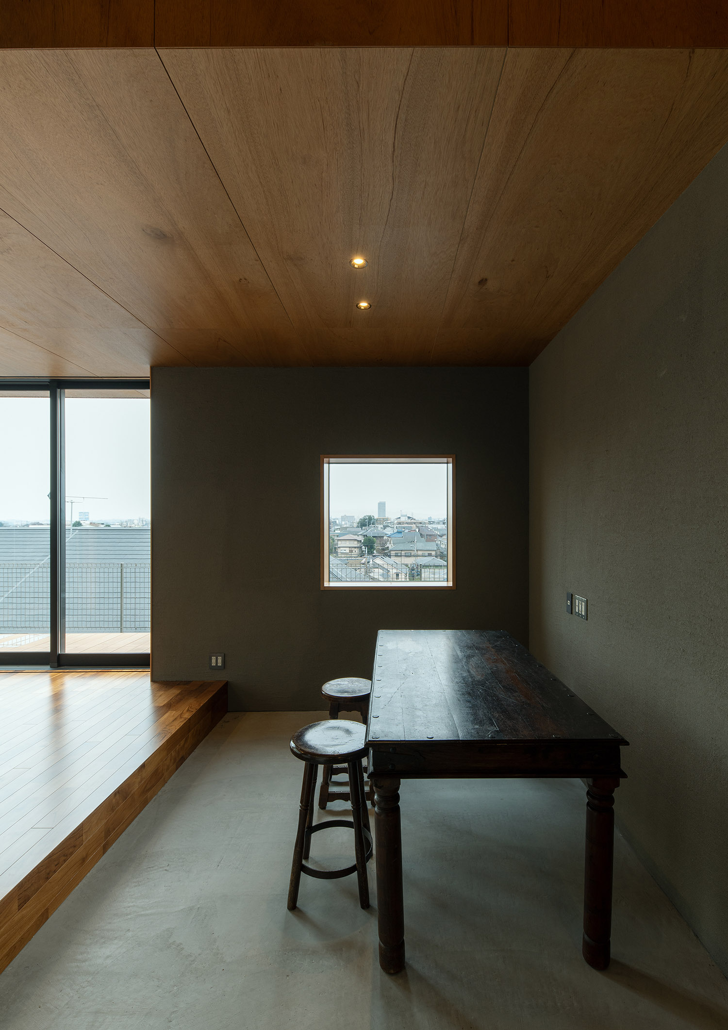 正方形の窓から景色が見える土間のLDK・デザイン住宅 注文住宅・デザイン住宅建築実例_『CASE760 自然体の家』_LDK