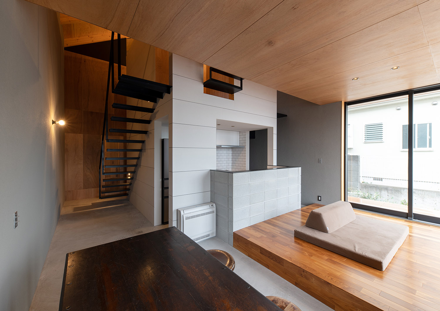 木の天井で土間があるシンプルなLDK・デザイン住宅 注文住宅・デザイン住宅建築実例_『CASE760 自然体の家』_LDK