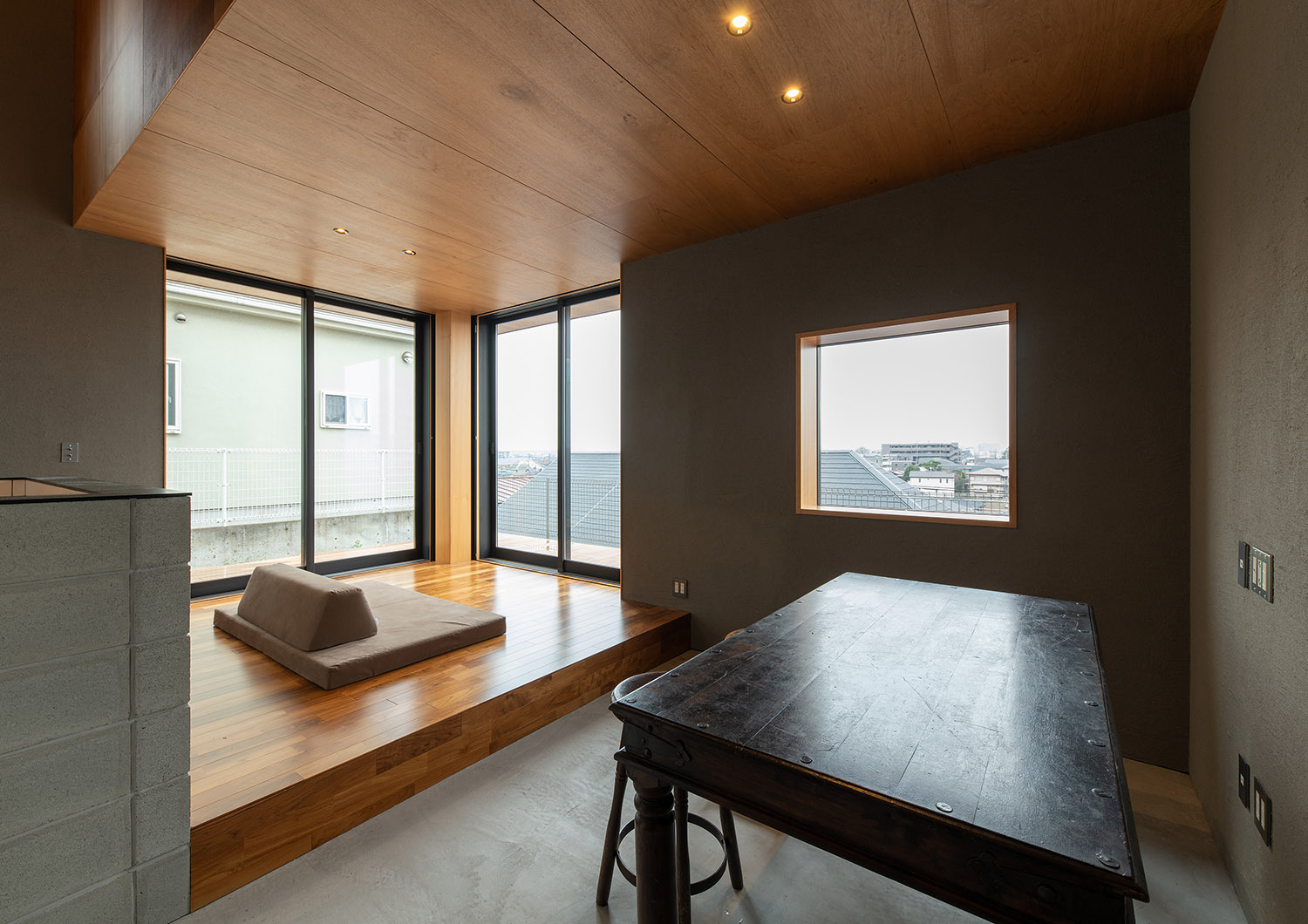 アンティーク調の椅子とテーブルが置かれた土間区間のあるLDK・デザイン住宅 注文住宅・デザイン住宅建築実例_『CASE760 自然体の家』_LDK