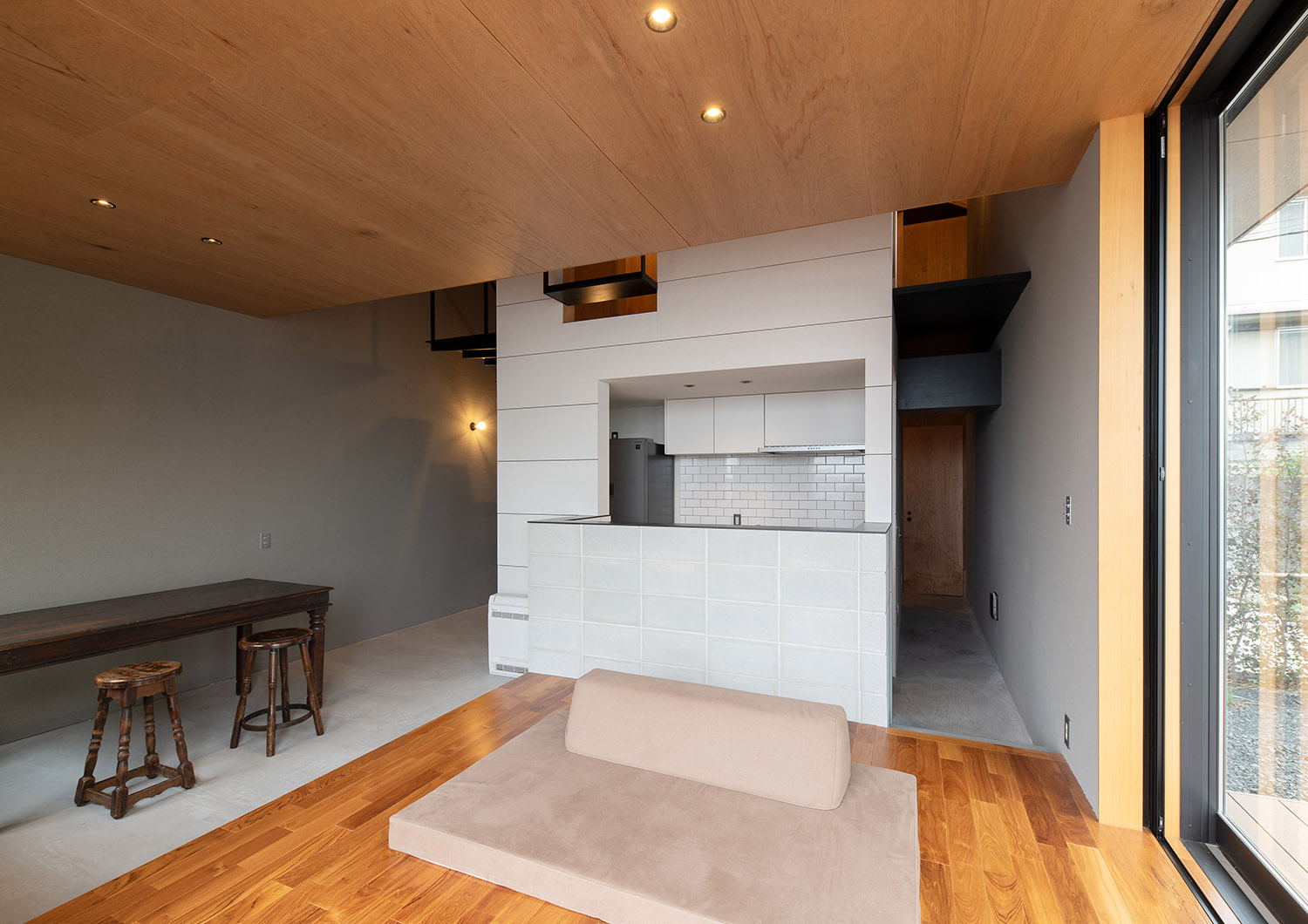 土間に白いキッチンがあるシンプルでおしゃれなLDK・デザイン住宅 注文住宅・デザイン住宅建築実例_『CASE760 自然体の家』_LDK