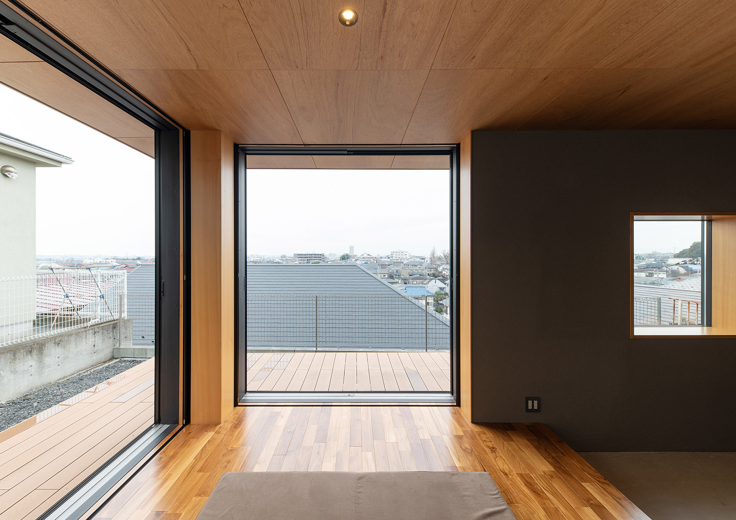 ウッドデッキのテラスとフラットに繋がる眺めの良いLDK・デザイン住宅 注文住宅・デザイン住宅建築実例_『CASE760 自然体の家』_LDK