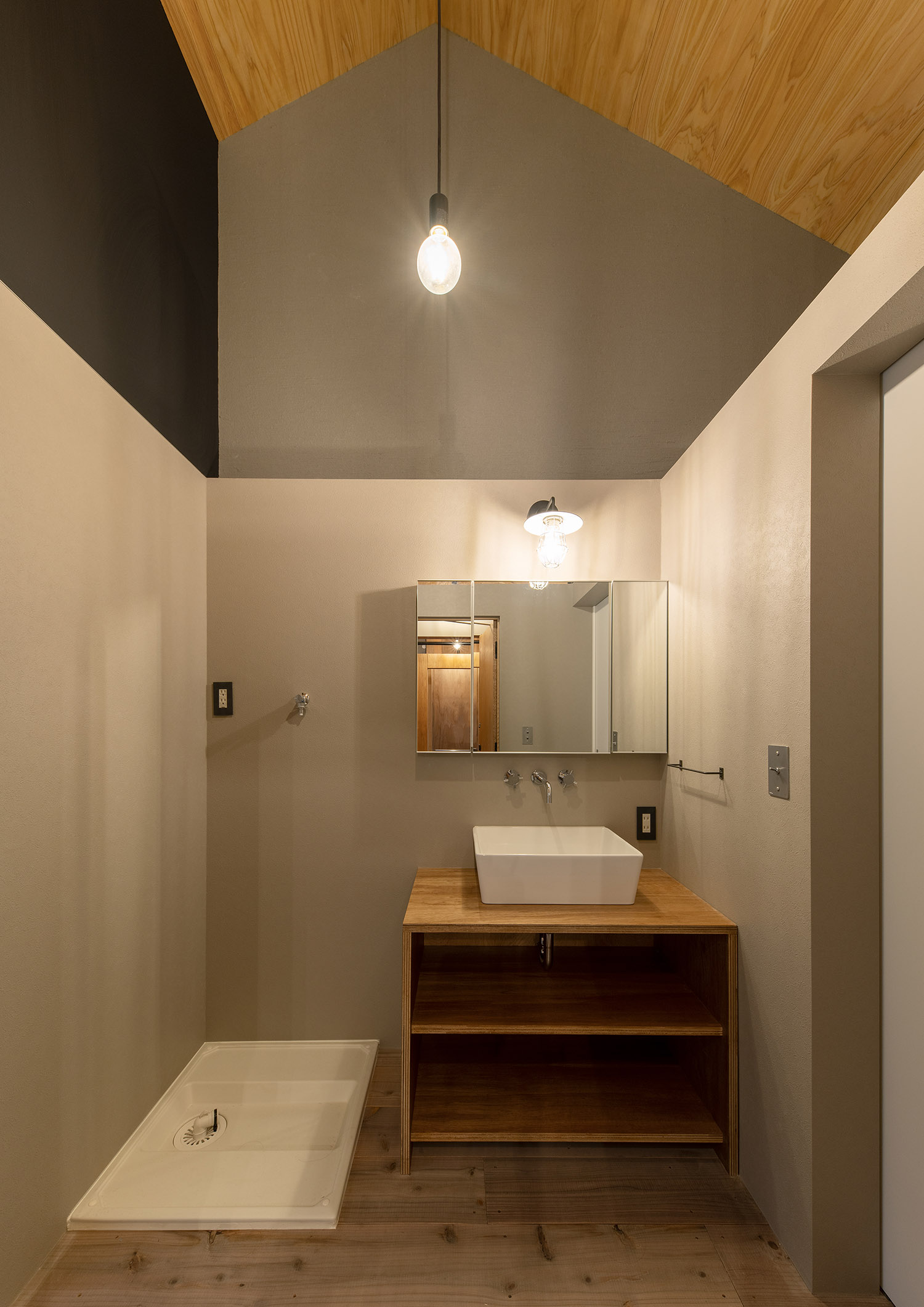 木の天井にペンダントライトを取り付けたシンプルでおしゃれな洗面所・デザイン住宅 注文住宅・デザイン住宅建築実例_『CASE760 自然体の家』_浴室・洗面所