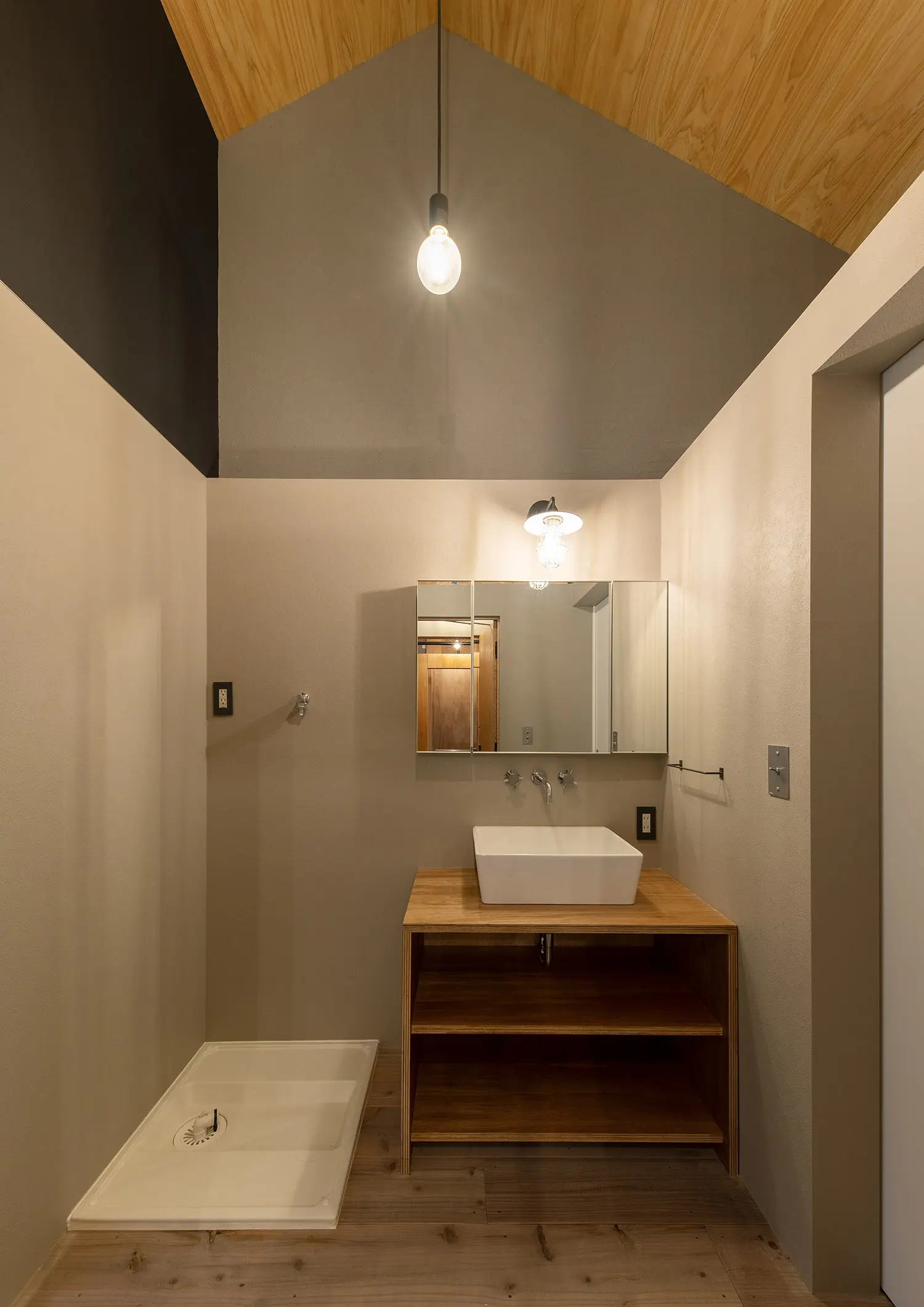 木のそのままの姿を楽しむ造作洗面台