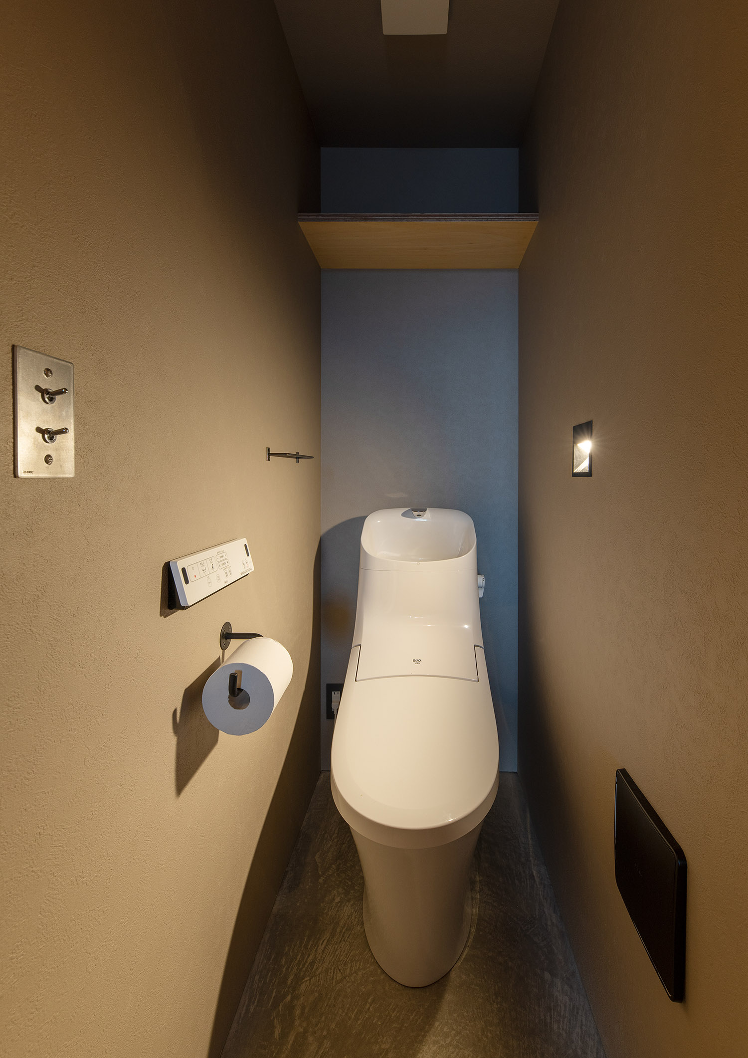 ブルーのアクセントクロスがあるトイレ・デザイン住宅 注文住宅・デザイン住宅建築実例_『CASE760 自然体の家』_トイレ