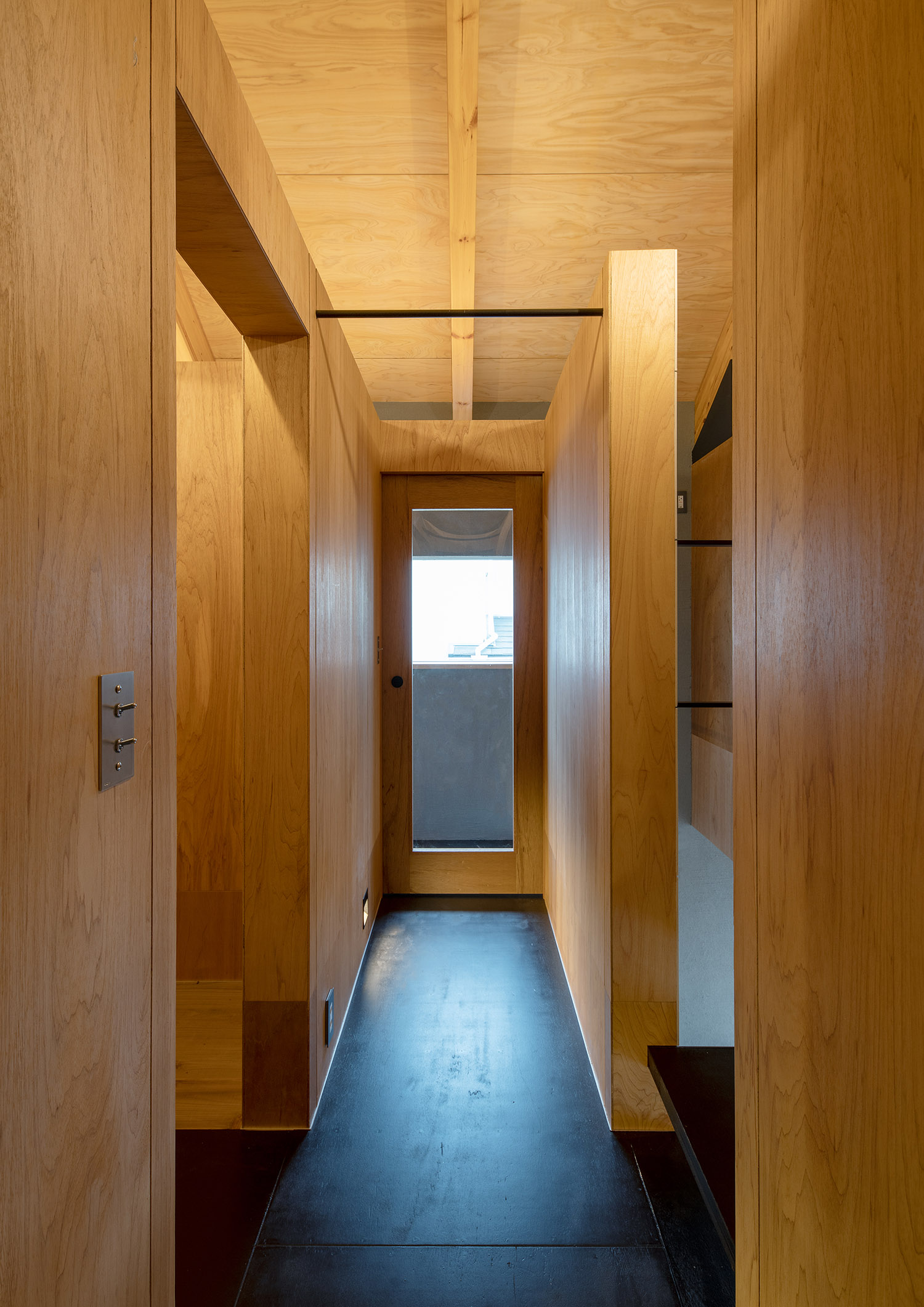 突き当りに窓がある木の壁に囲まれた廊下・デザイン住宅 注文住宅・デザイン住宅建築実例_『CASE760 自然体の家』_廊下