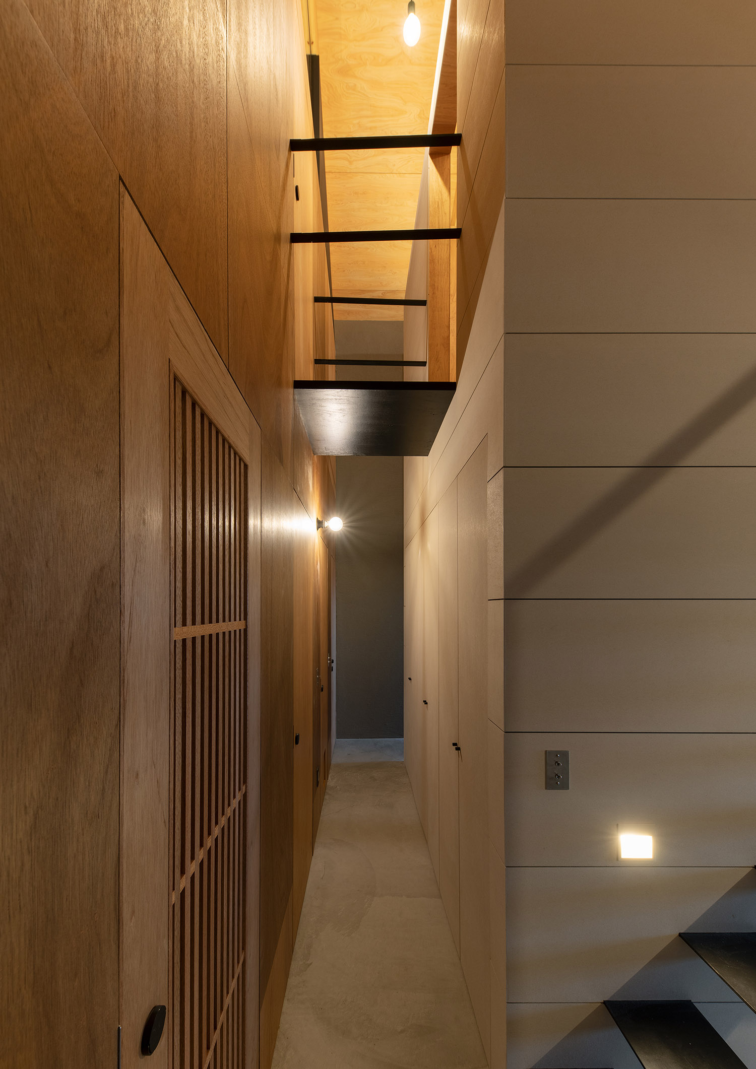 吹き抜けの土間の廊下・デザイン住宅 注文住宅・デザイン住宅建築実例_『CASE760 自然体の家』_廊下