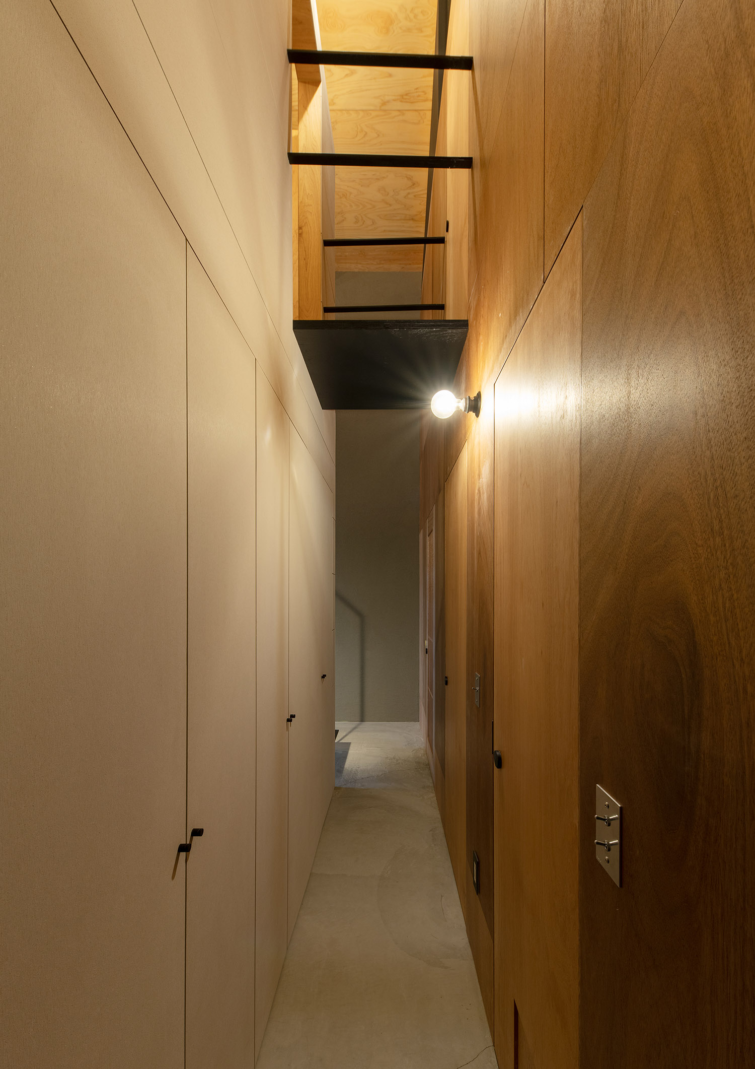 壁に間接照明を取り付けた土間の廊下・デザイン住宅 注文住宅・デザイン住宅建築実例_『CASE760 自然体の家』_廊下