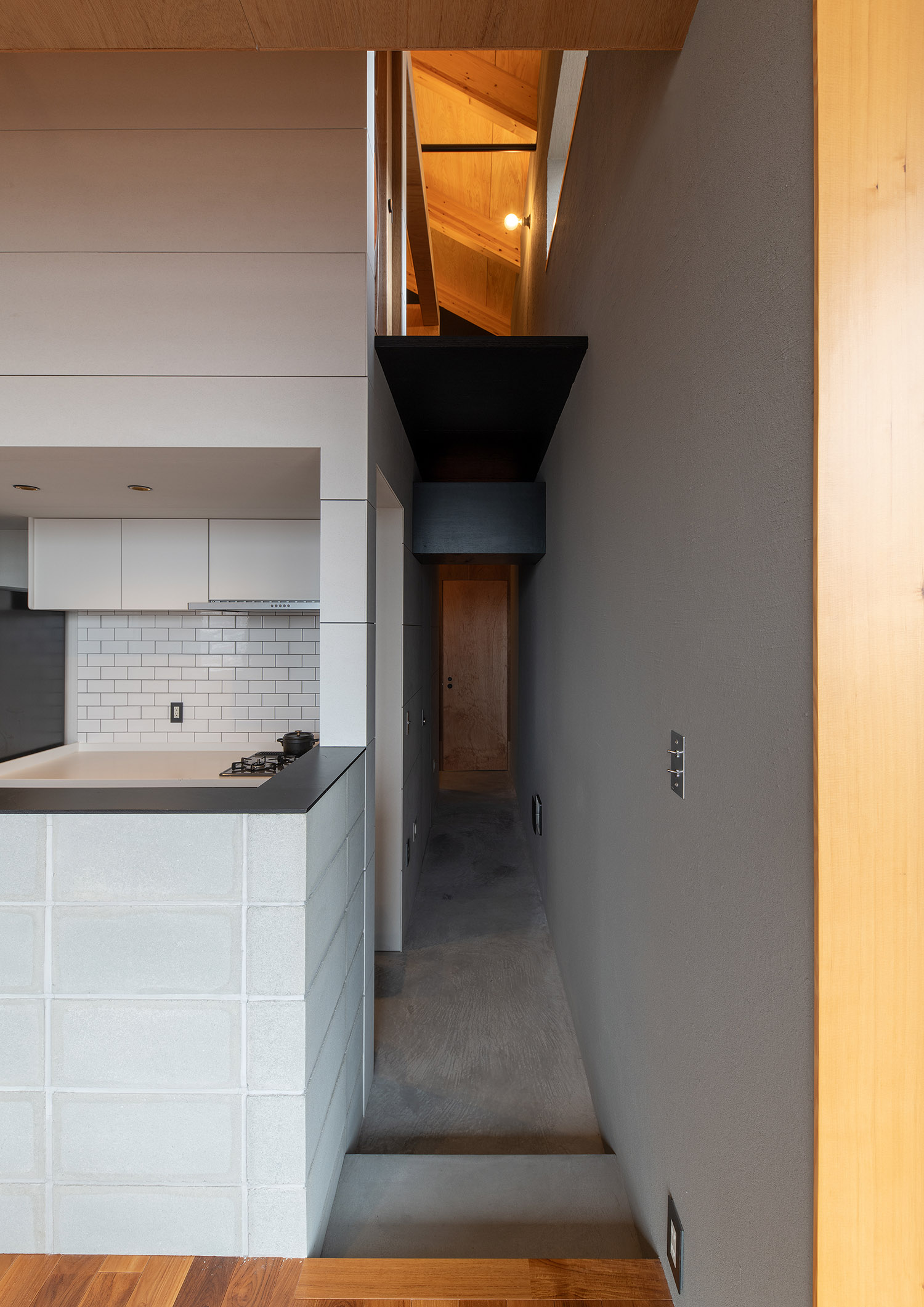 LDKを囲む吹き抜けの土間の廊下・デザイン住宅 注文住宅・デザイン住宅建築実例_『CASE760 自然体の家』_廊下