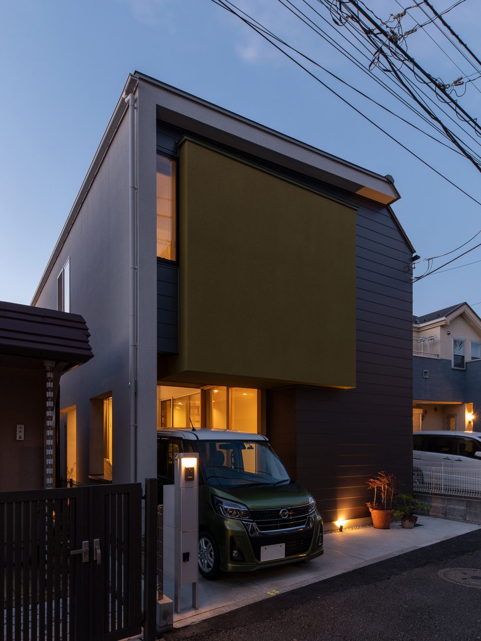 地面に照明が取り付けられたスクエアな外観の住まいを斜めから見た様子・デザイン住宅 注文住宅・デザイン住宅建築実例_『CASE761 光と明かりの交錯』_外観