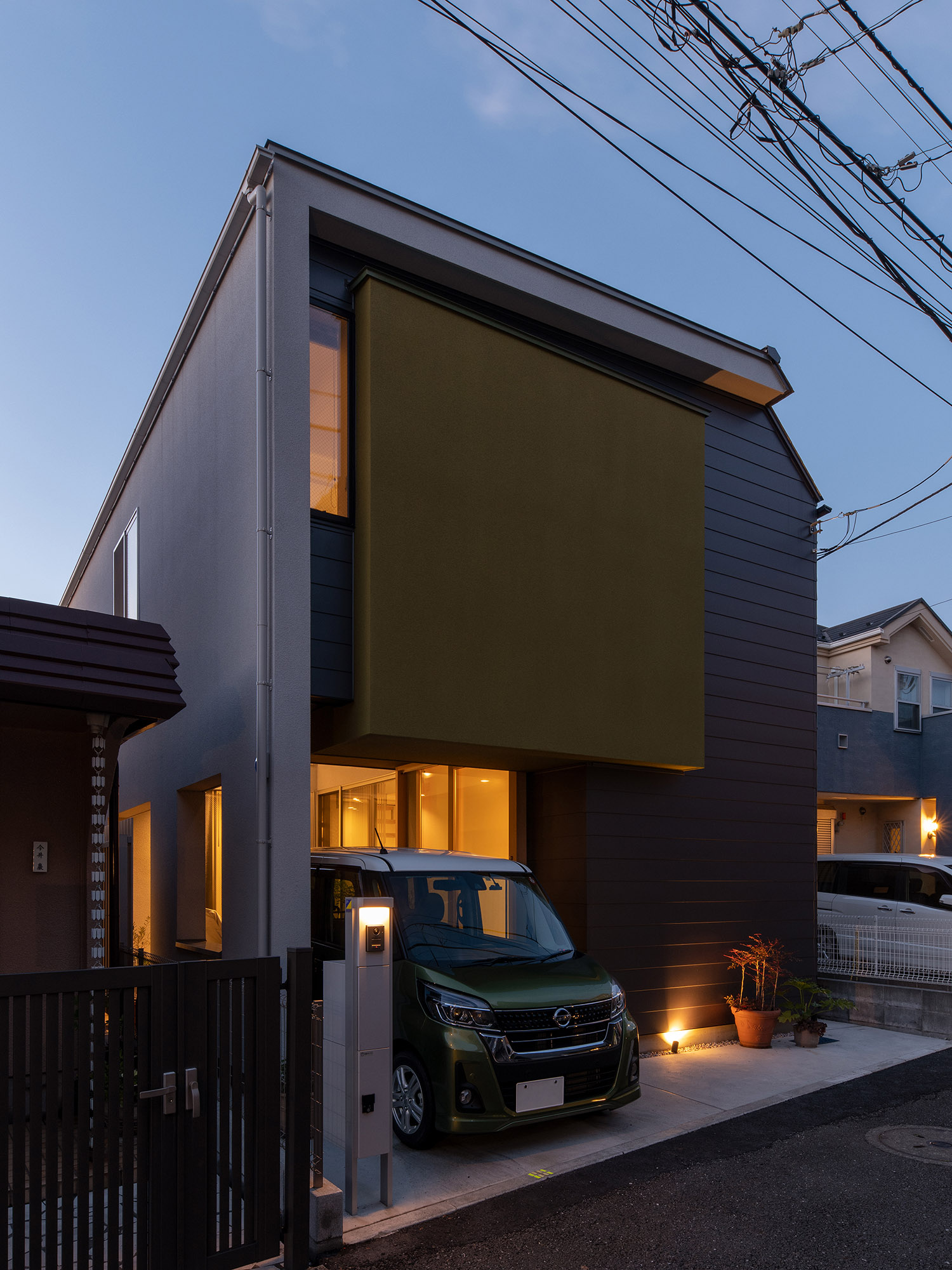 地面に照明が取り付けられたスクエアな外観の住まいを斜めから見た様子・デザイン住宅 注文住宅・デザイン住宅建築実例_『CASE761 光と明かりの交錯』_外観