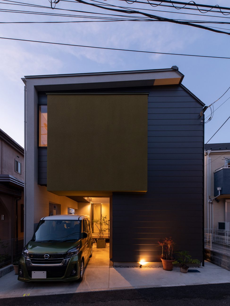 駐車場の奥にある中庭から光が漏れるスクエアな外観の家・デザイン住宅 注文住宅・デザイン住宅建築実例_『CASE761 光と明かりの交錯』_外観