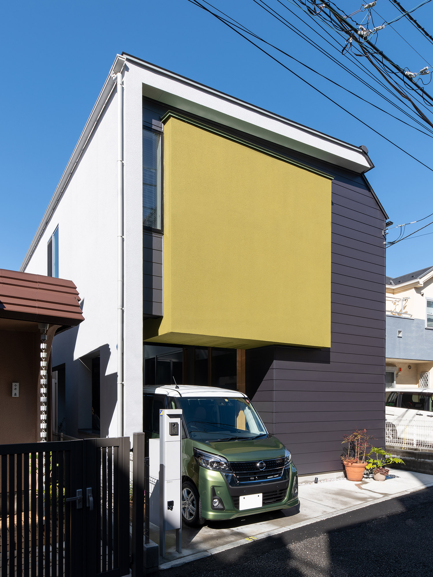 外壁に正方形のアクセントがあるインナーガレージ付きの家・デザイン住宅 注文住宅・デザイン住宅建築実例_『CASE761 光と明かりの交錯』_外観